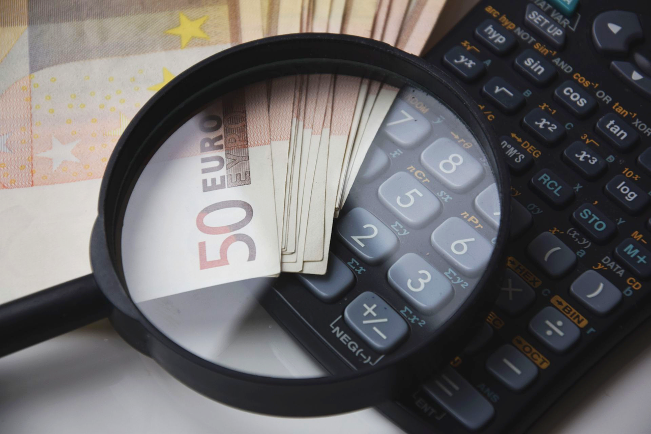 plik 50 euro lupa i kalkulator naukowy