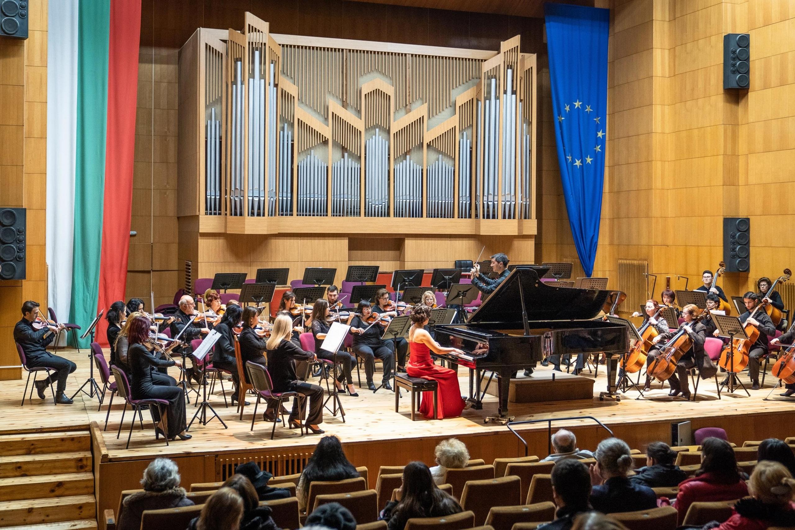 Orkiestra na scenie.