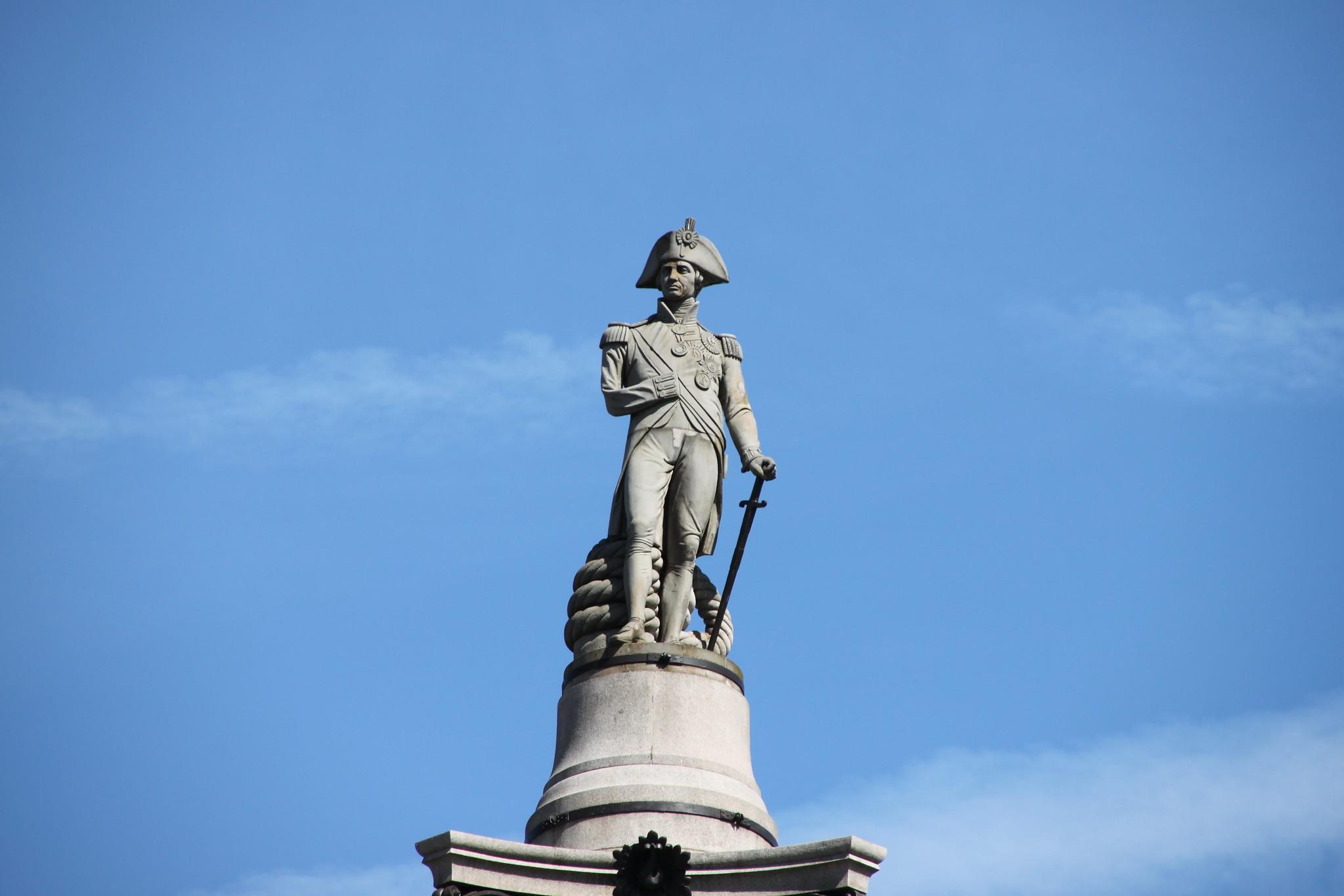 Szczyt kolumny Lorda Nelsona na Trafalgar Square.