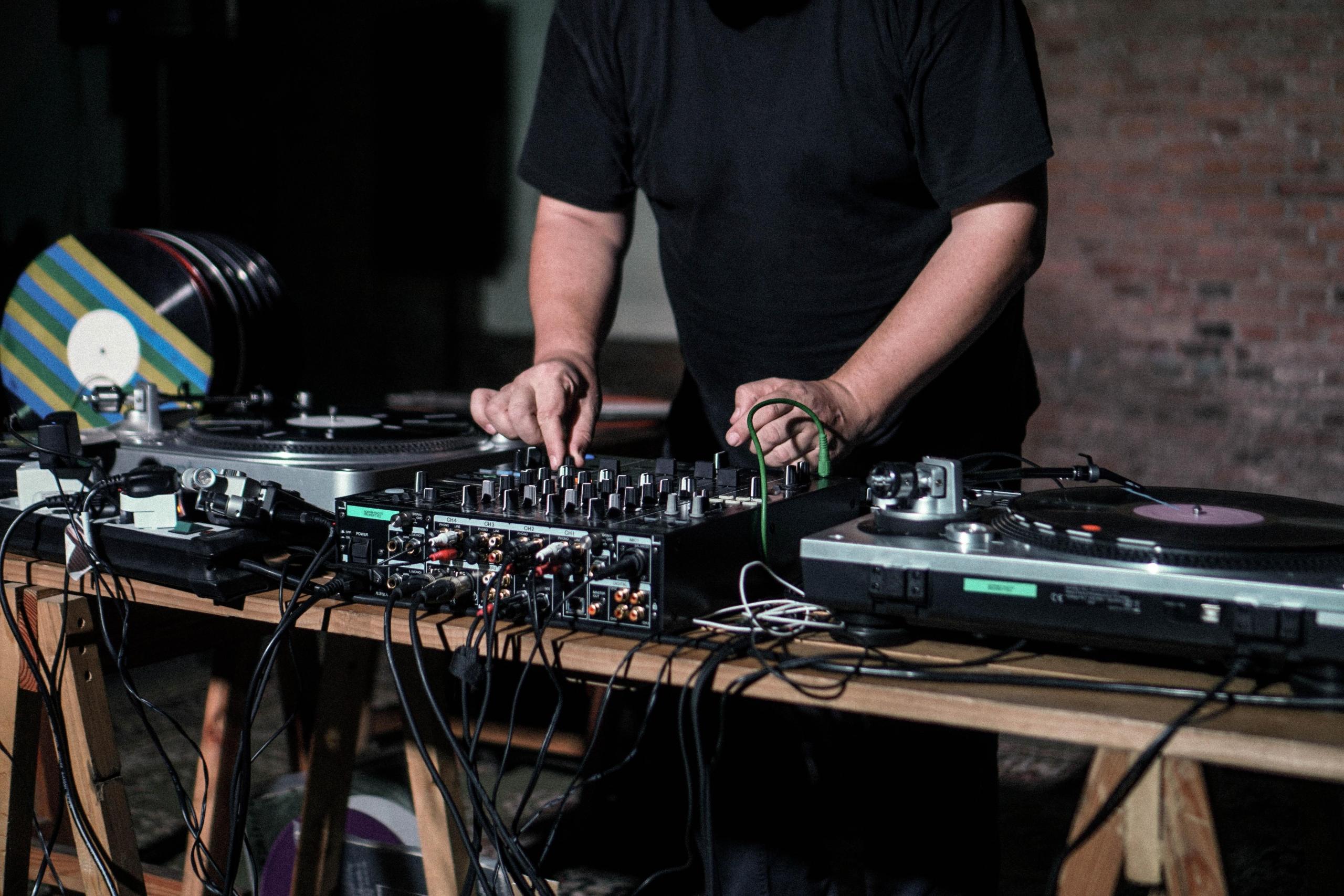 DJ przy stanowisku pracy.
