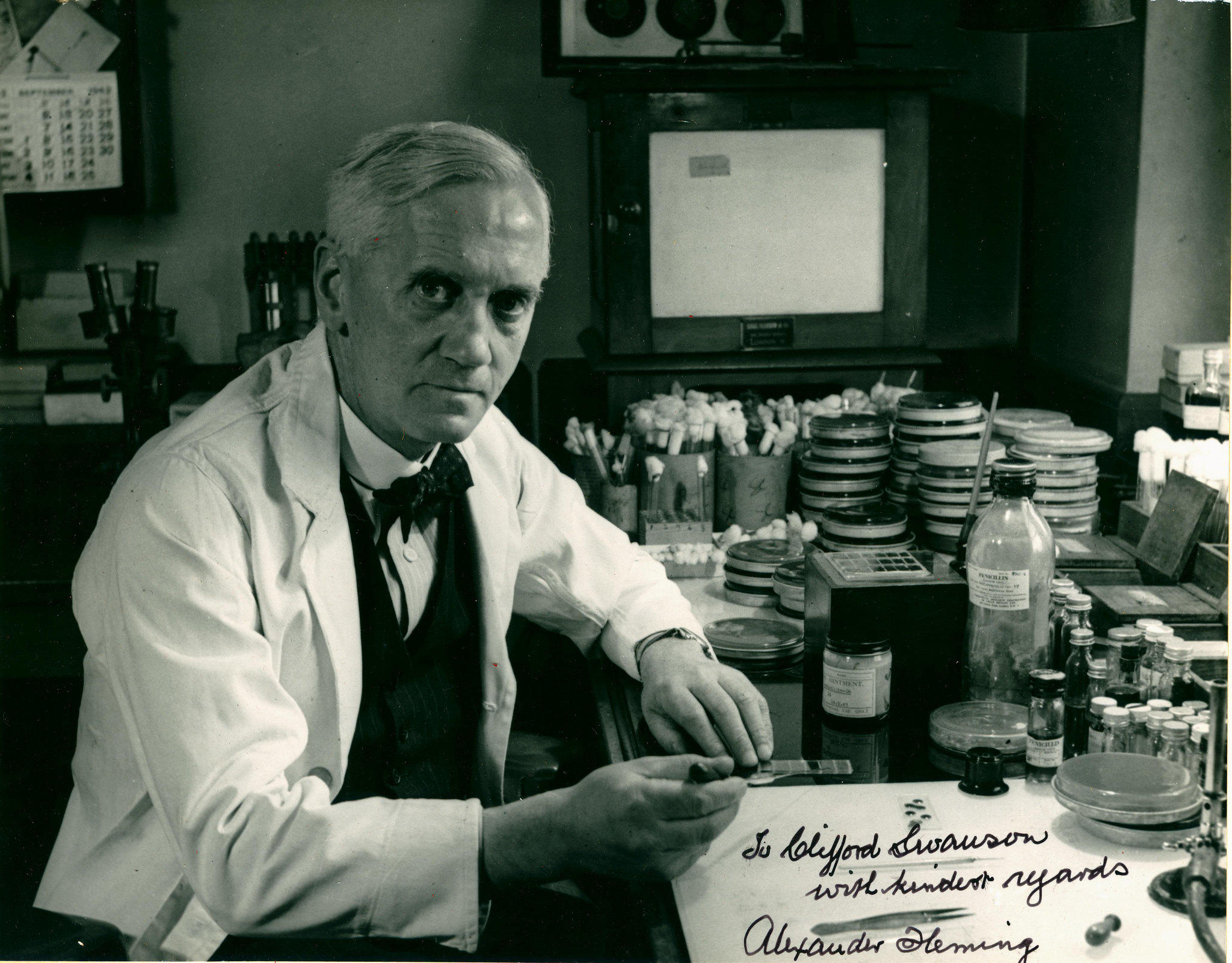 Alexander Fleming w laboratorium.