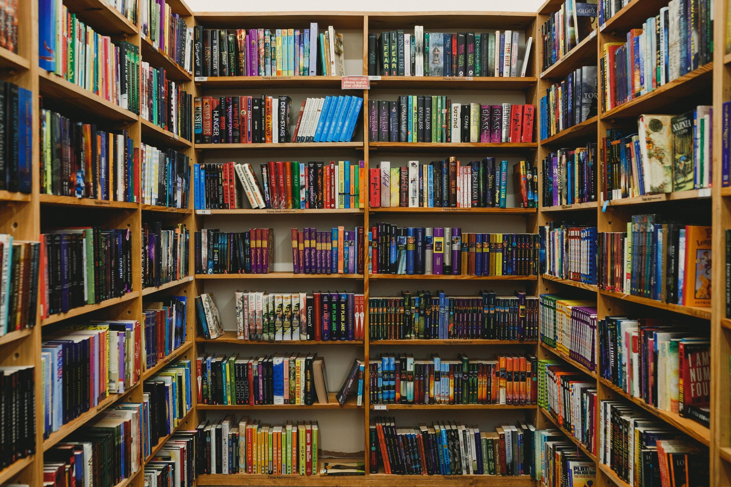 książki na regałach w bibliotece