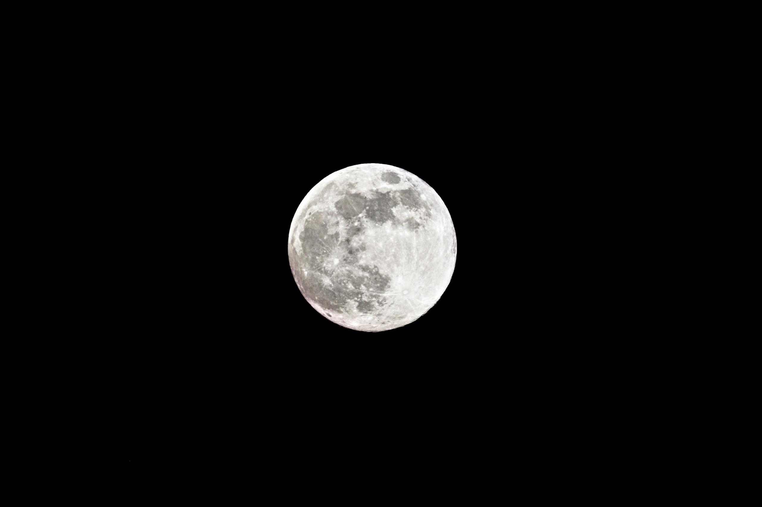 Księżyc na nocnym niebie.
