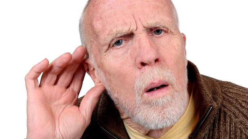 niedosłyszący lub proszący o powtórzenie kwestii mężczyzna