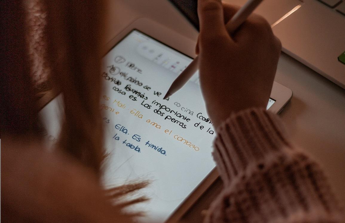 osoba pisząca po hiszpańsku na tablecie