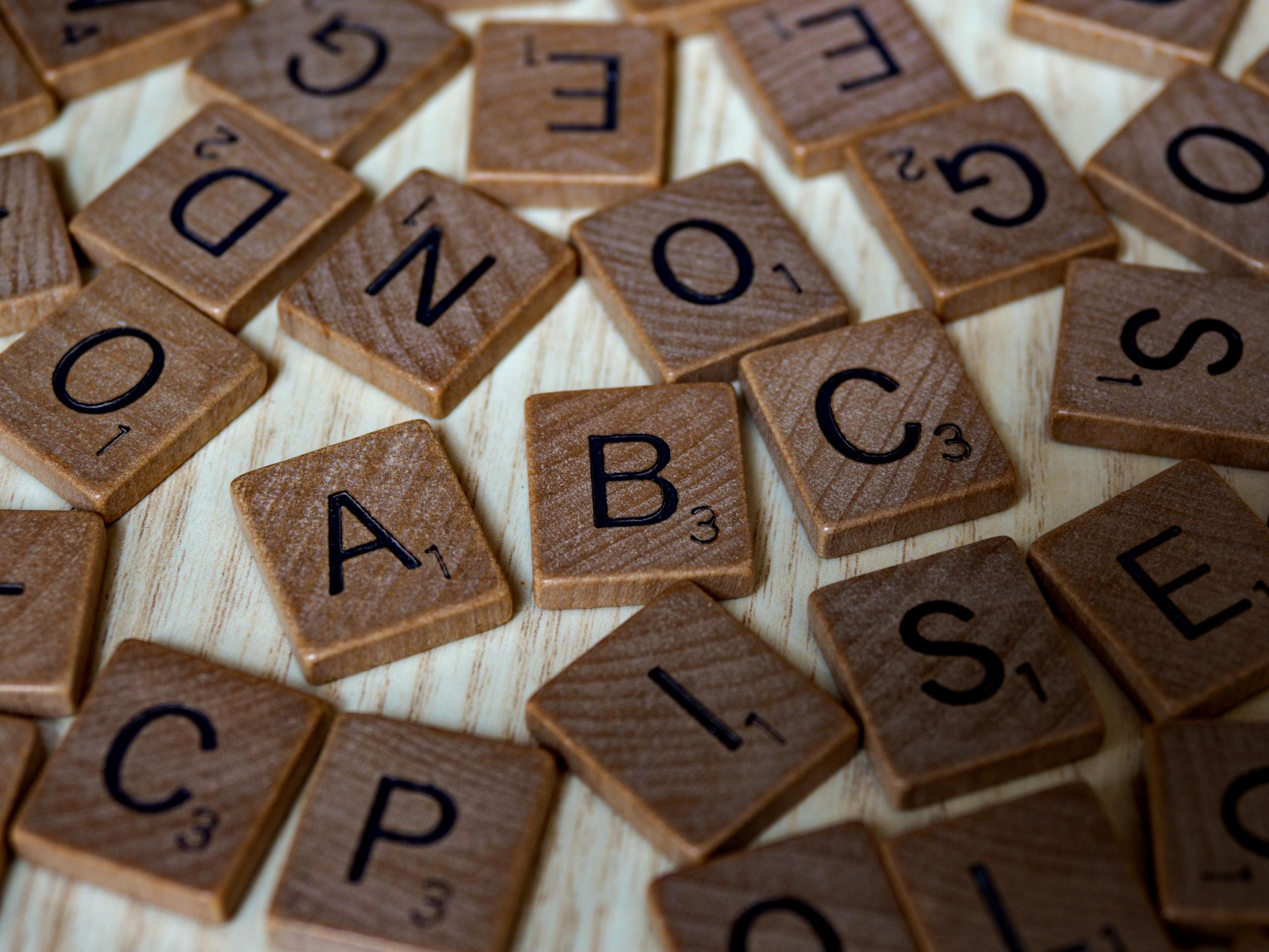 drewniane znaczki z literami alfabetu do gry w scrabble