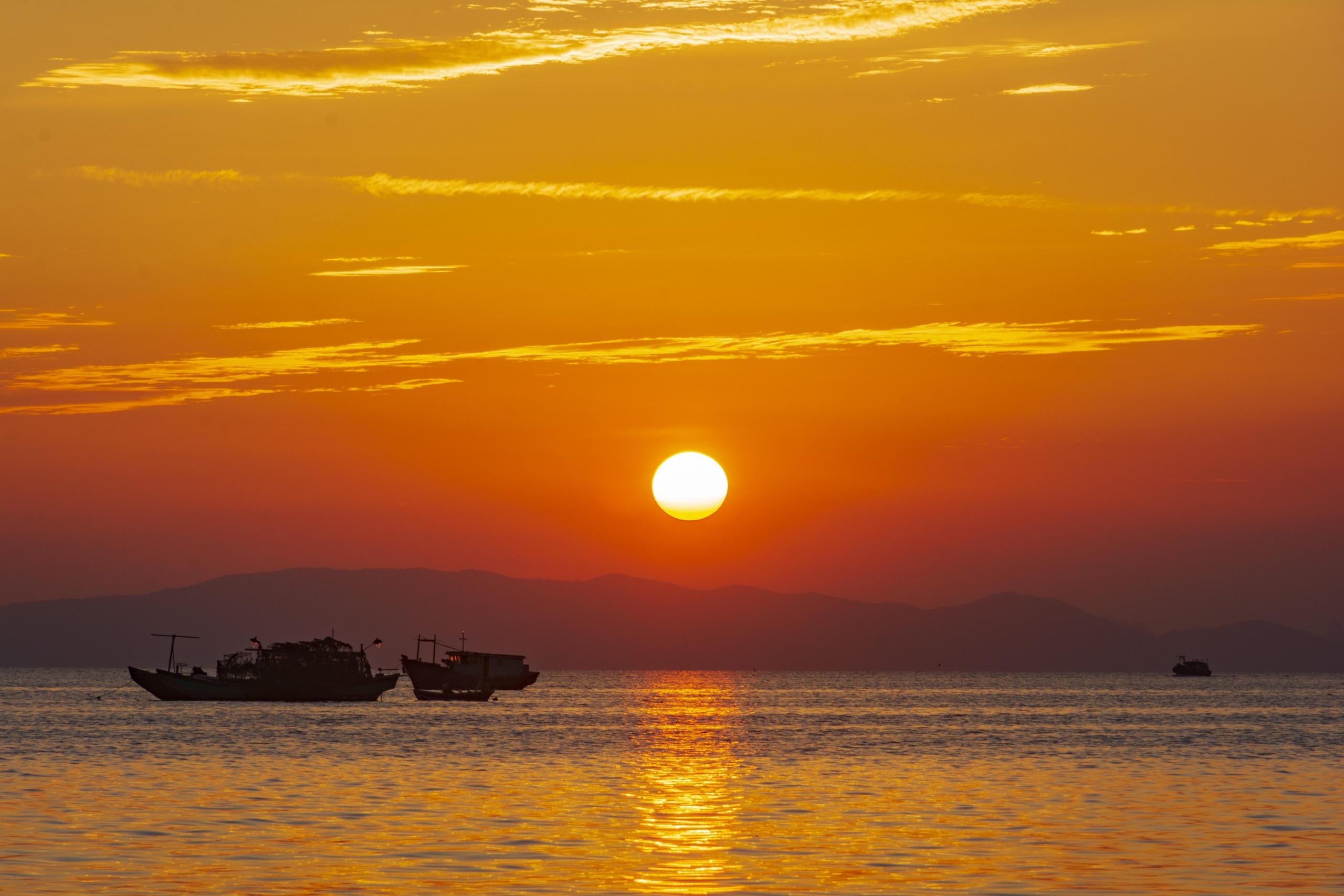 Zachód słońca nad wodą.