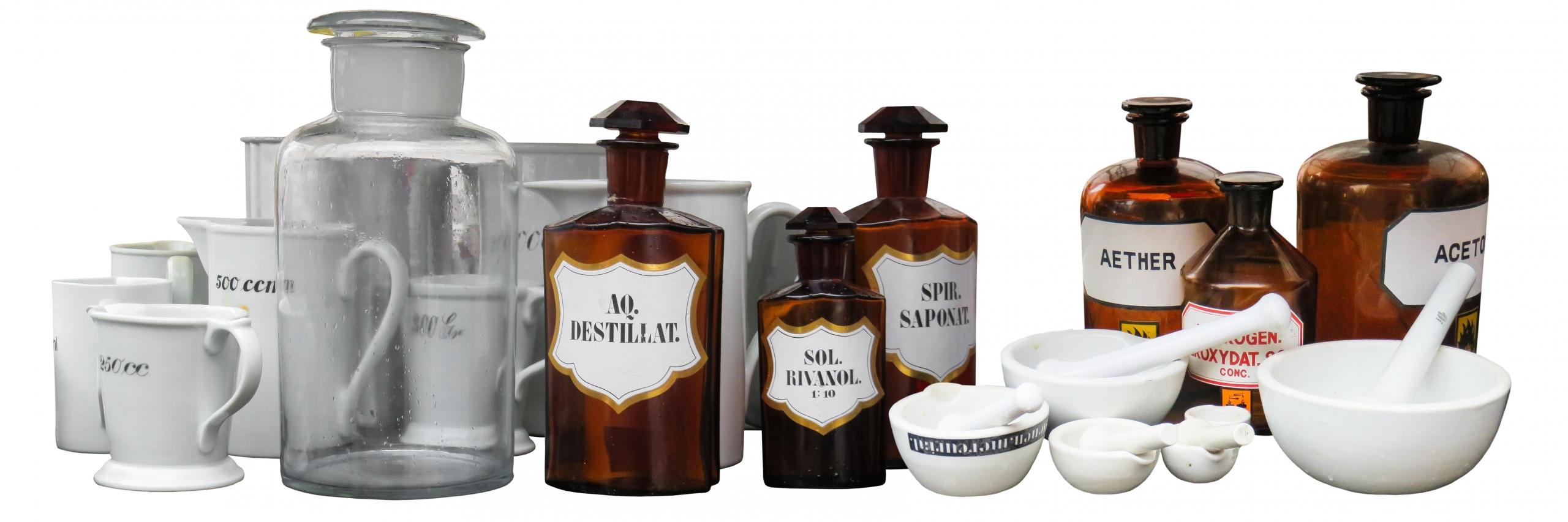 Butelki i fiolki z substancjami chemicznymi.