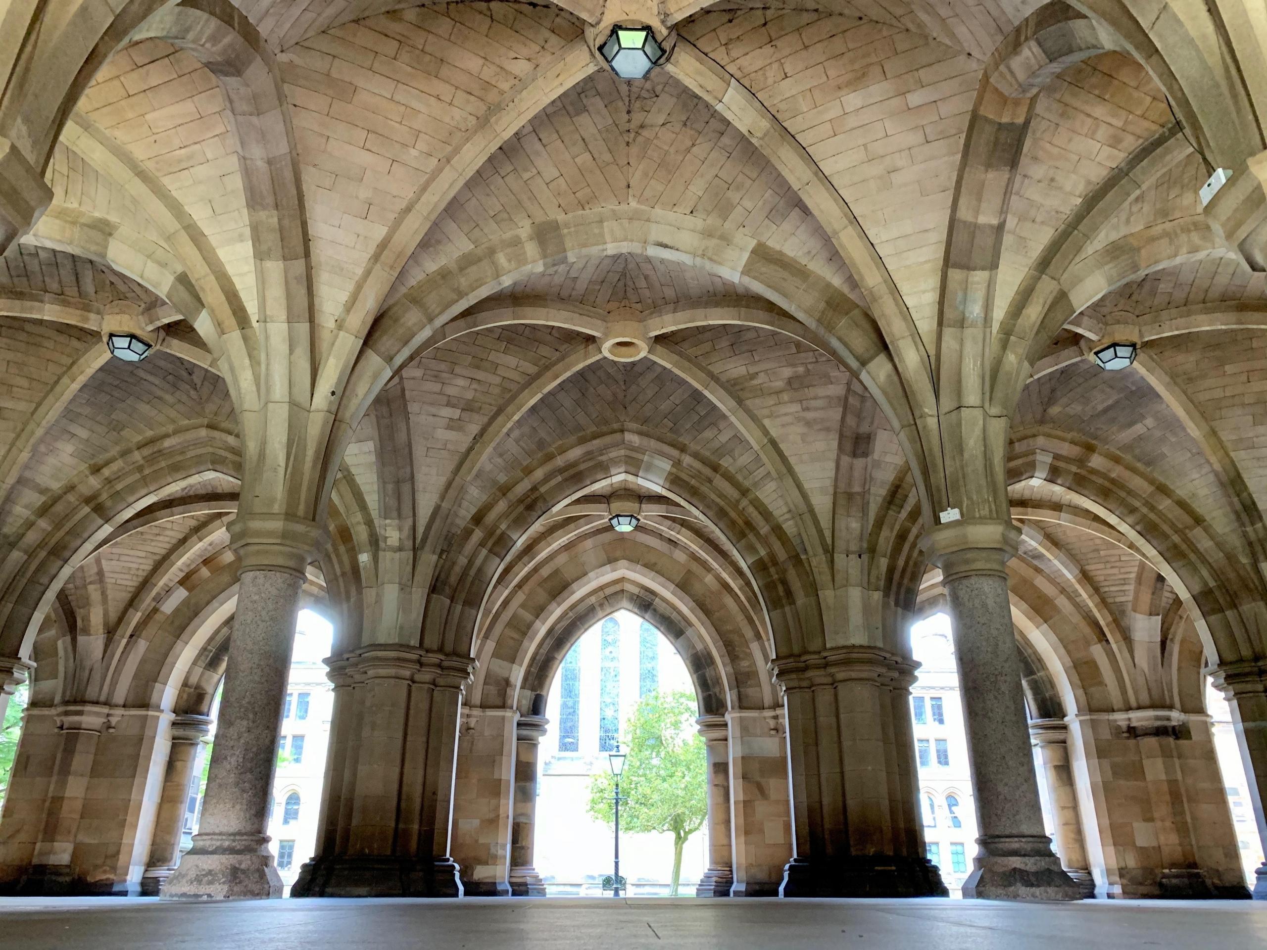 arkady i korytarze uniwersytetu w glasgow