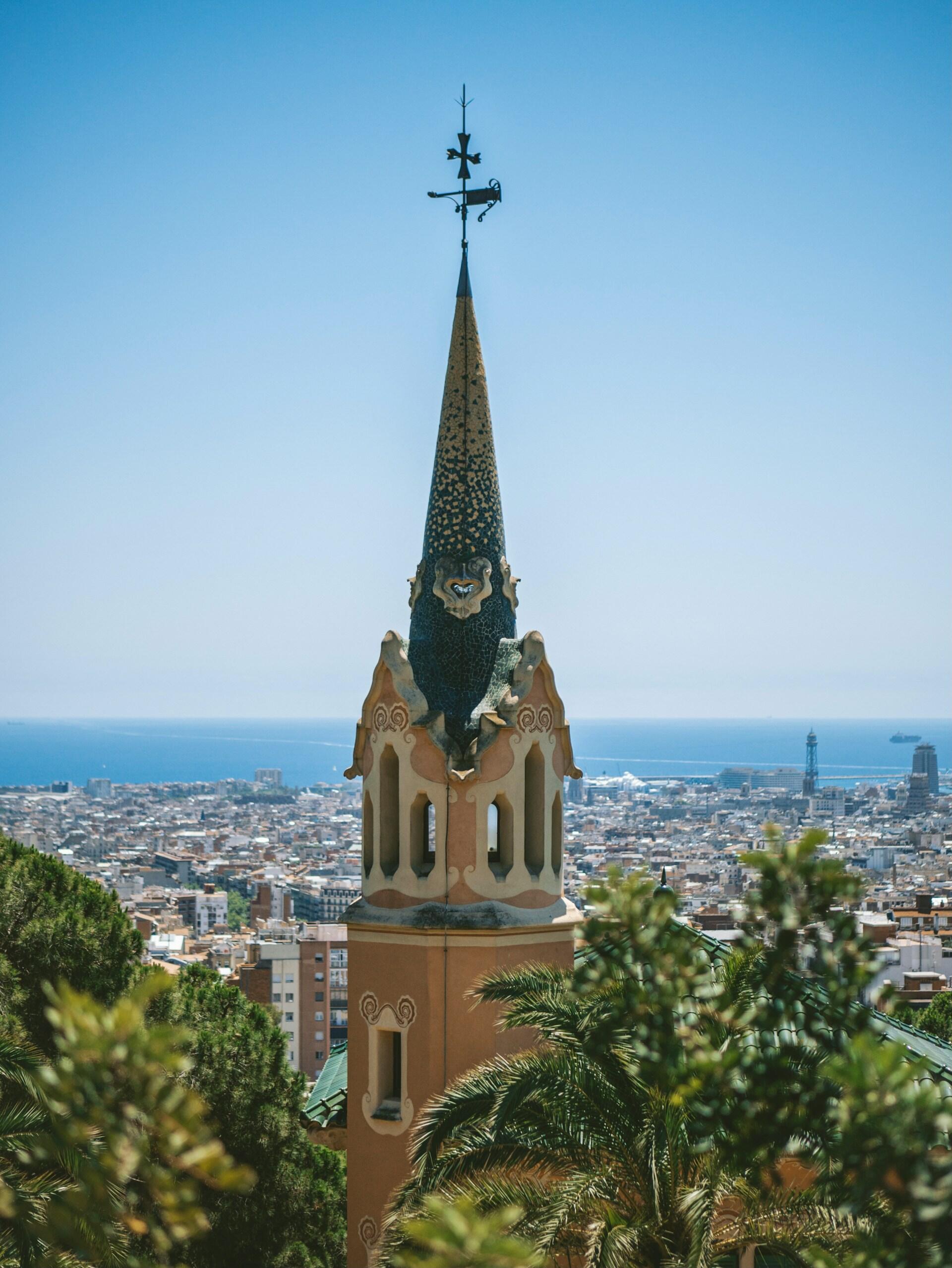 Zabytkowa wieżyczka na tle hiszpańskiego miasta.