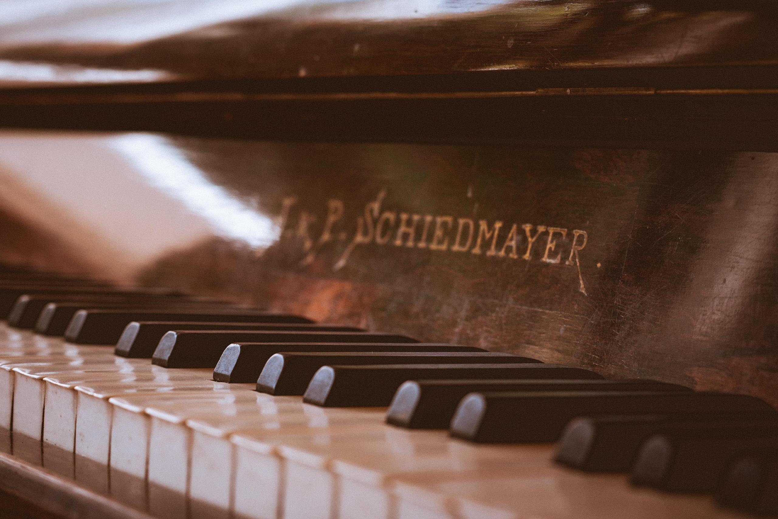Klawisze pianinowe, pianino Schiedmayer.