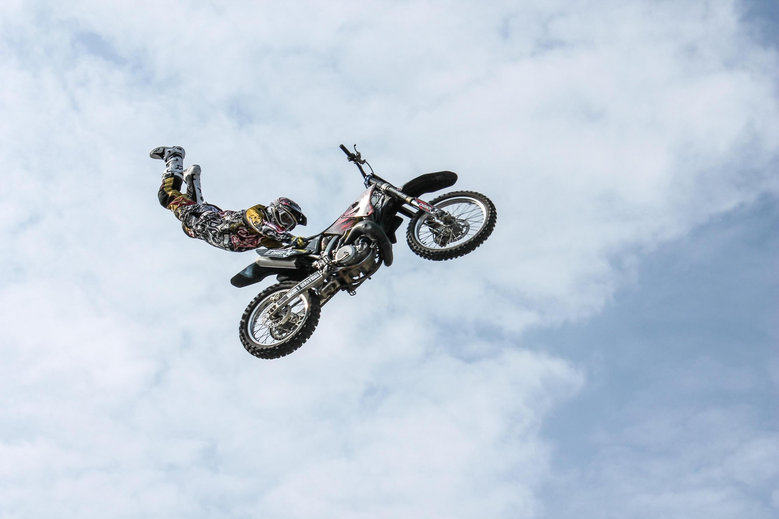 osoba robiąca akrobacje na motocyklu