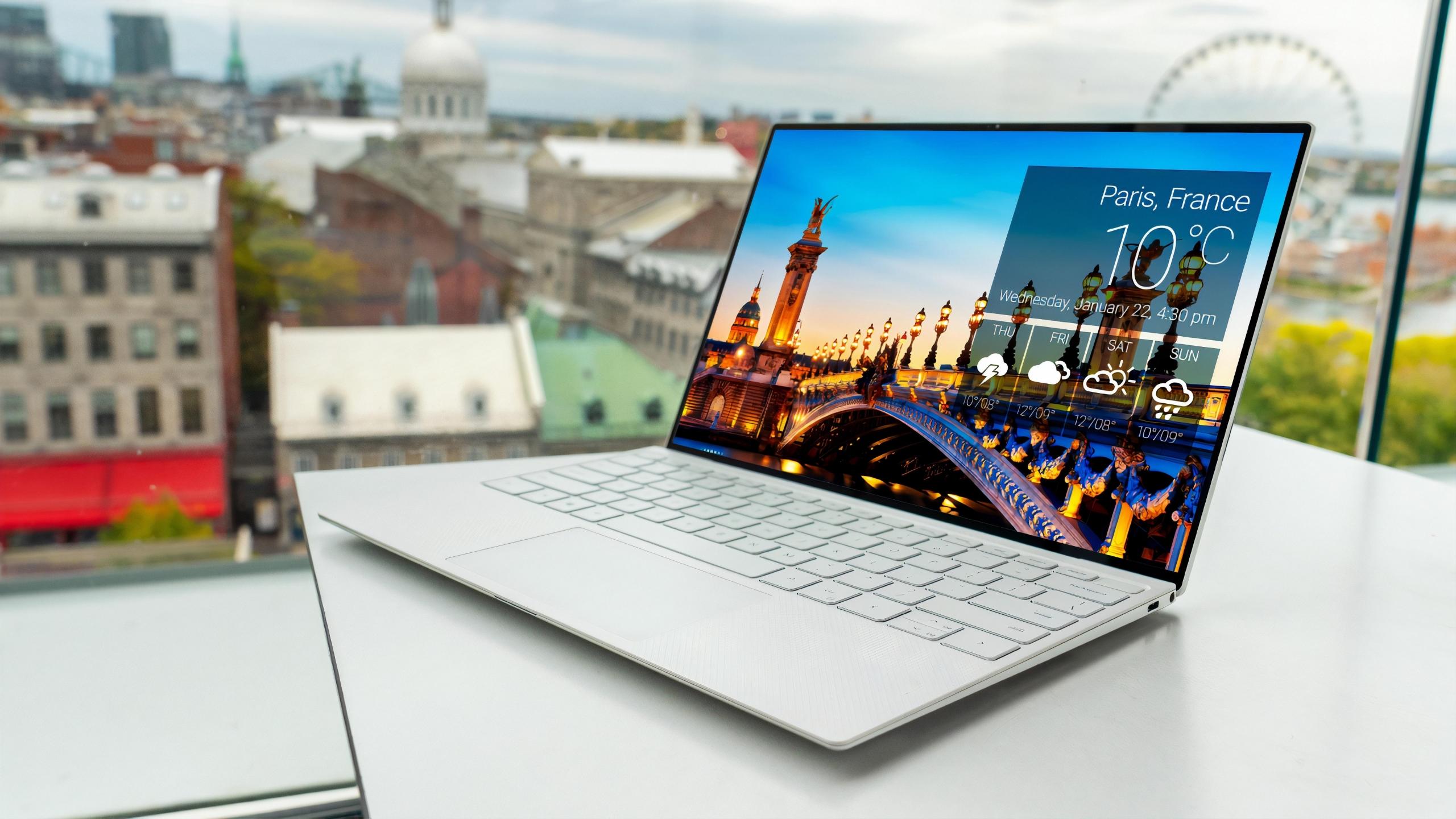 Laptop na biurku przy oknie.