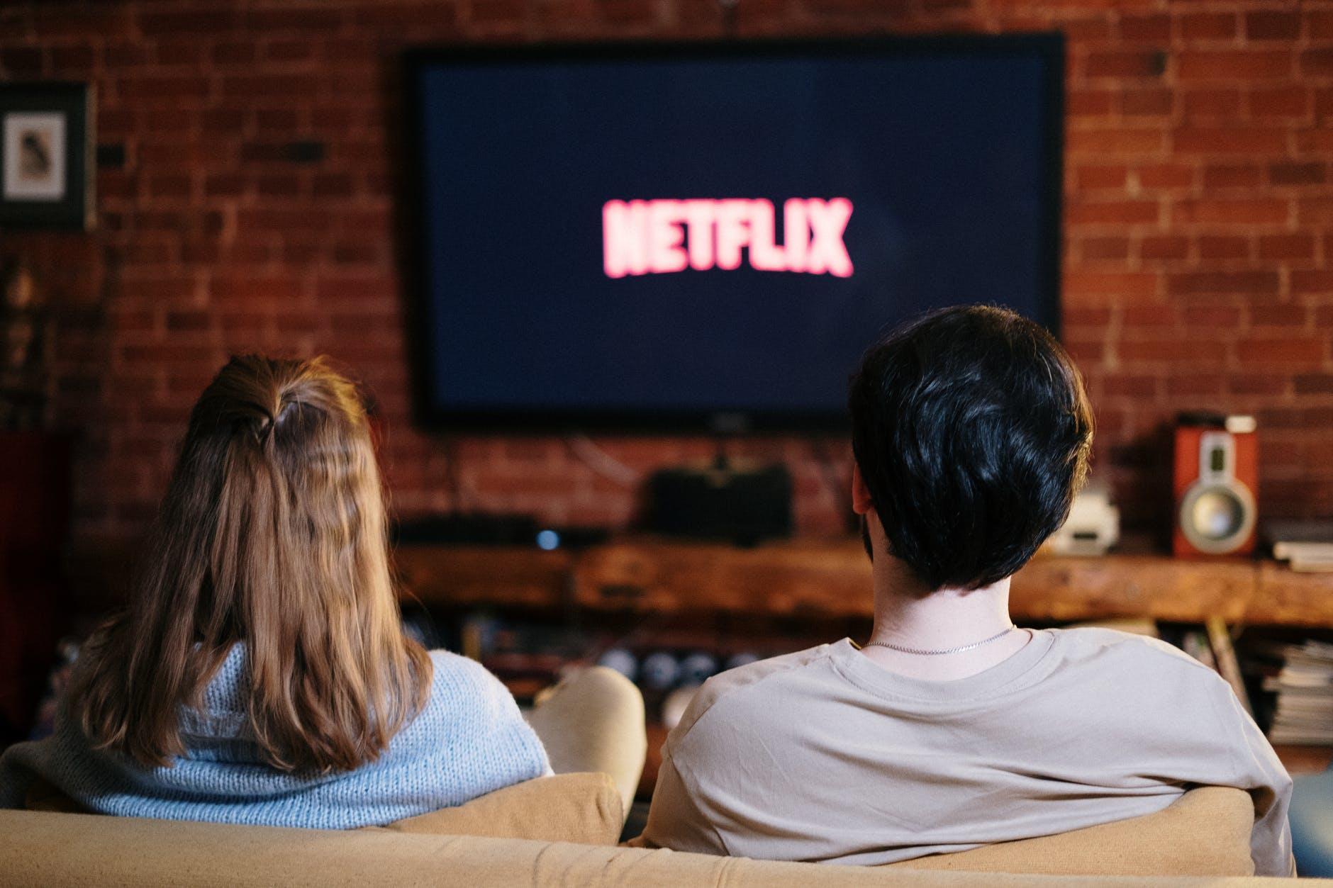 Para oglądająca Netflix