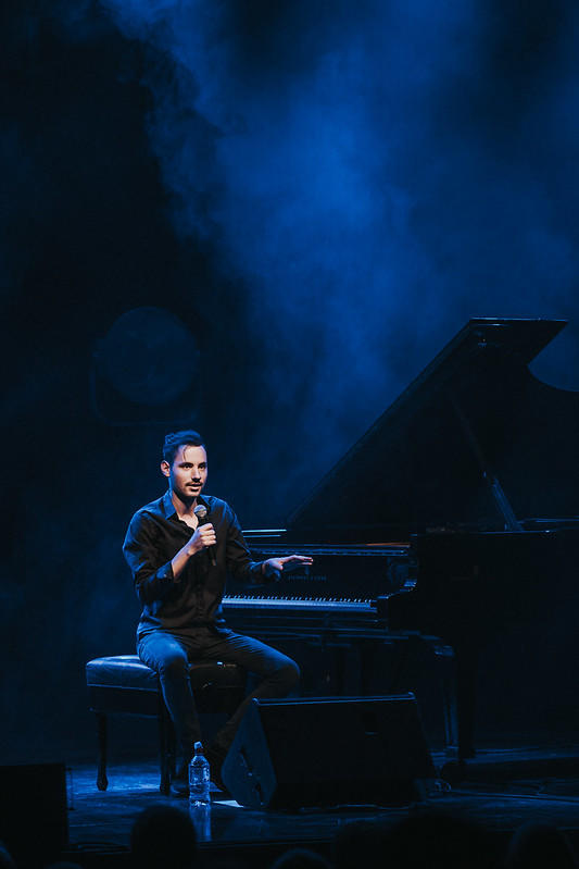 Peter Bence, pianista, fortepian, scena, występ muzyczny.