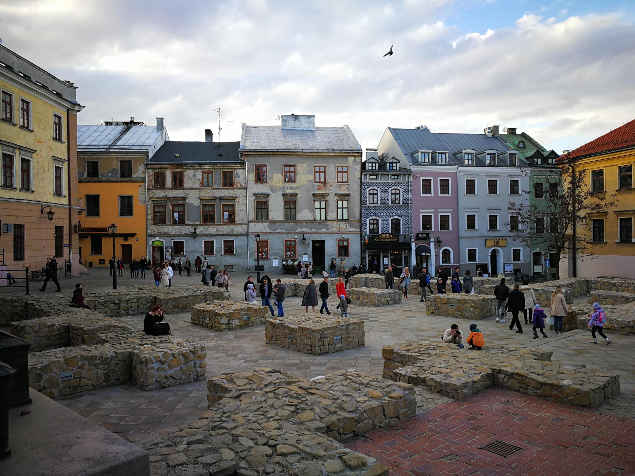Lubelskie stare miasto, kamienice, ludzie, kamienne bloki.