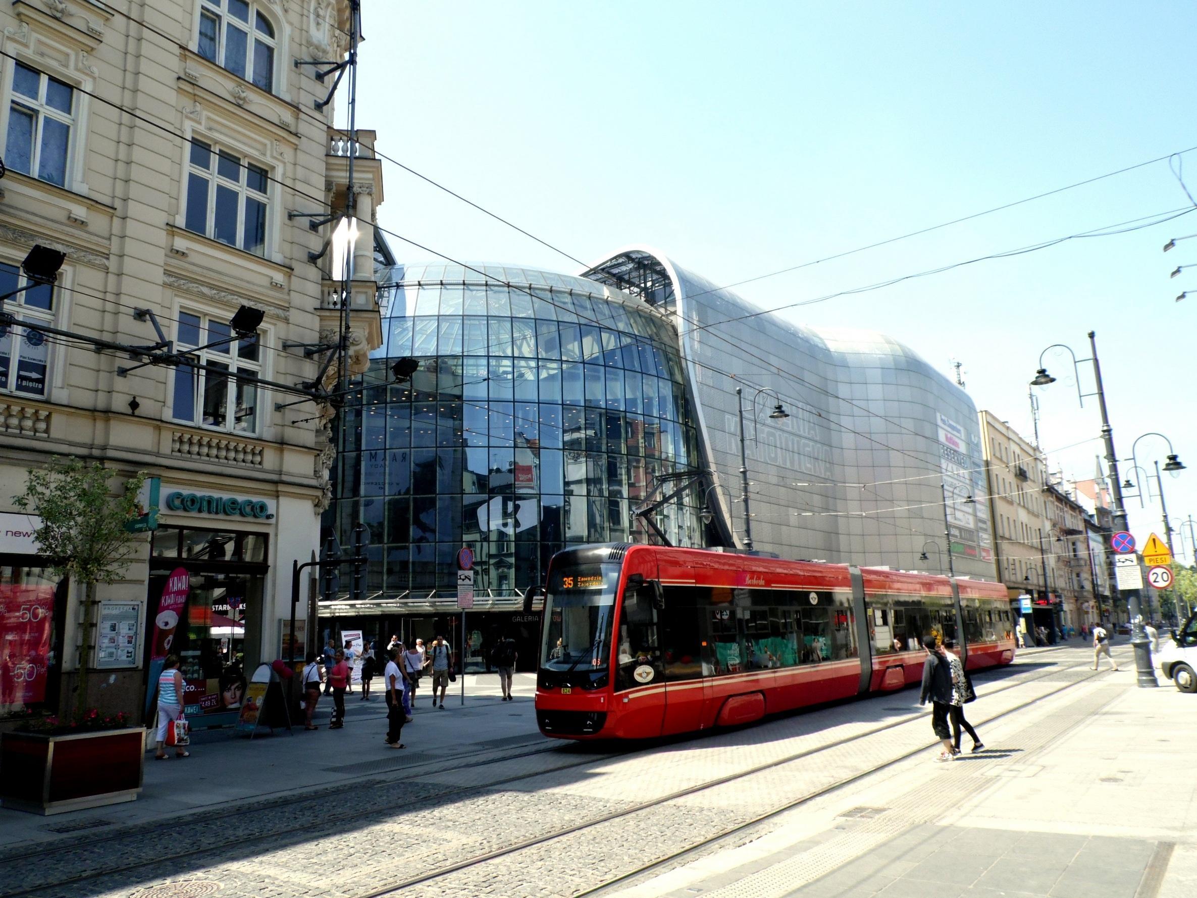 Katowicka ulica z tramwajem na szynach.