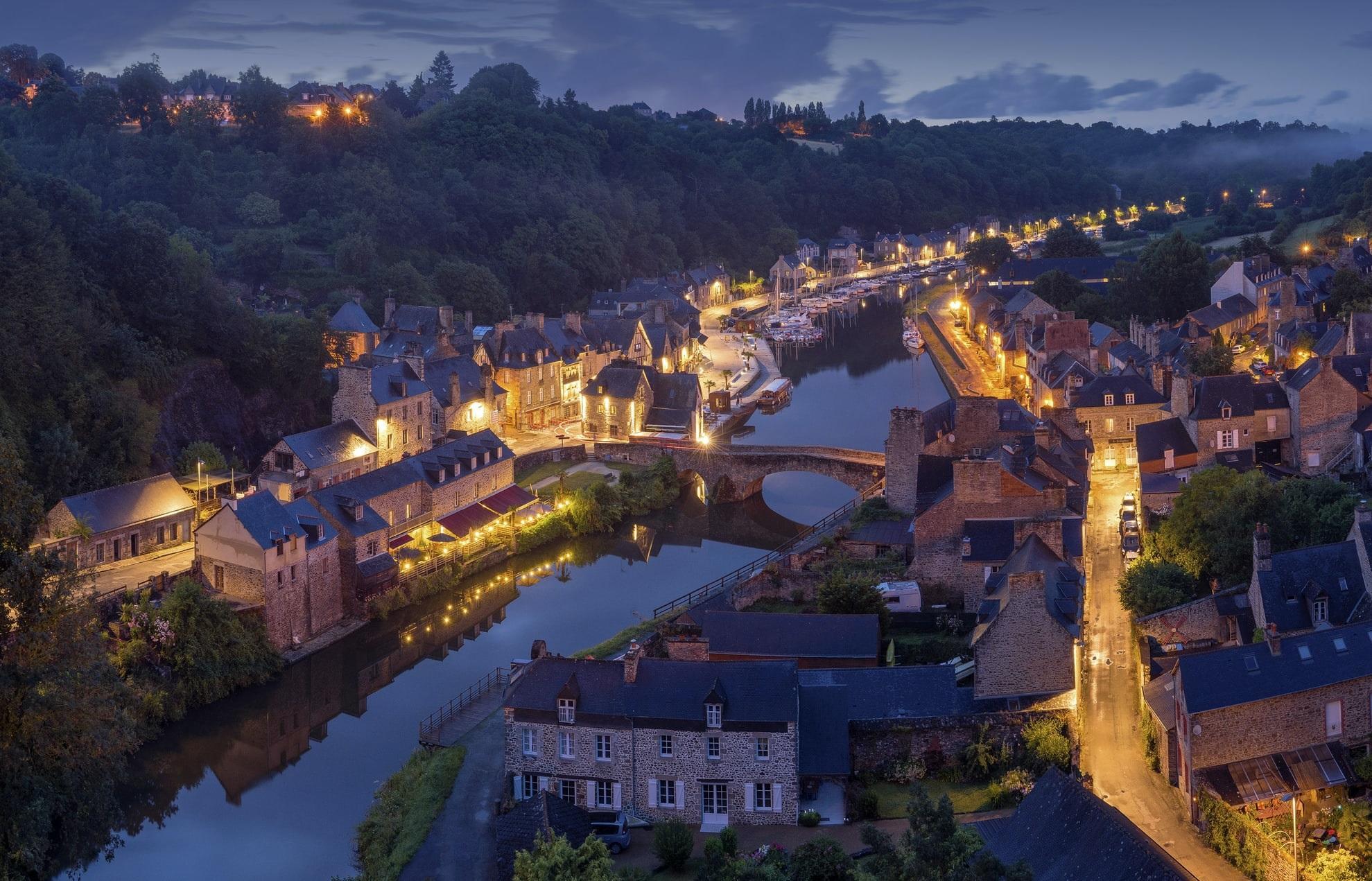 Dinan Francja nocą