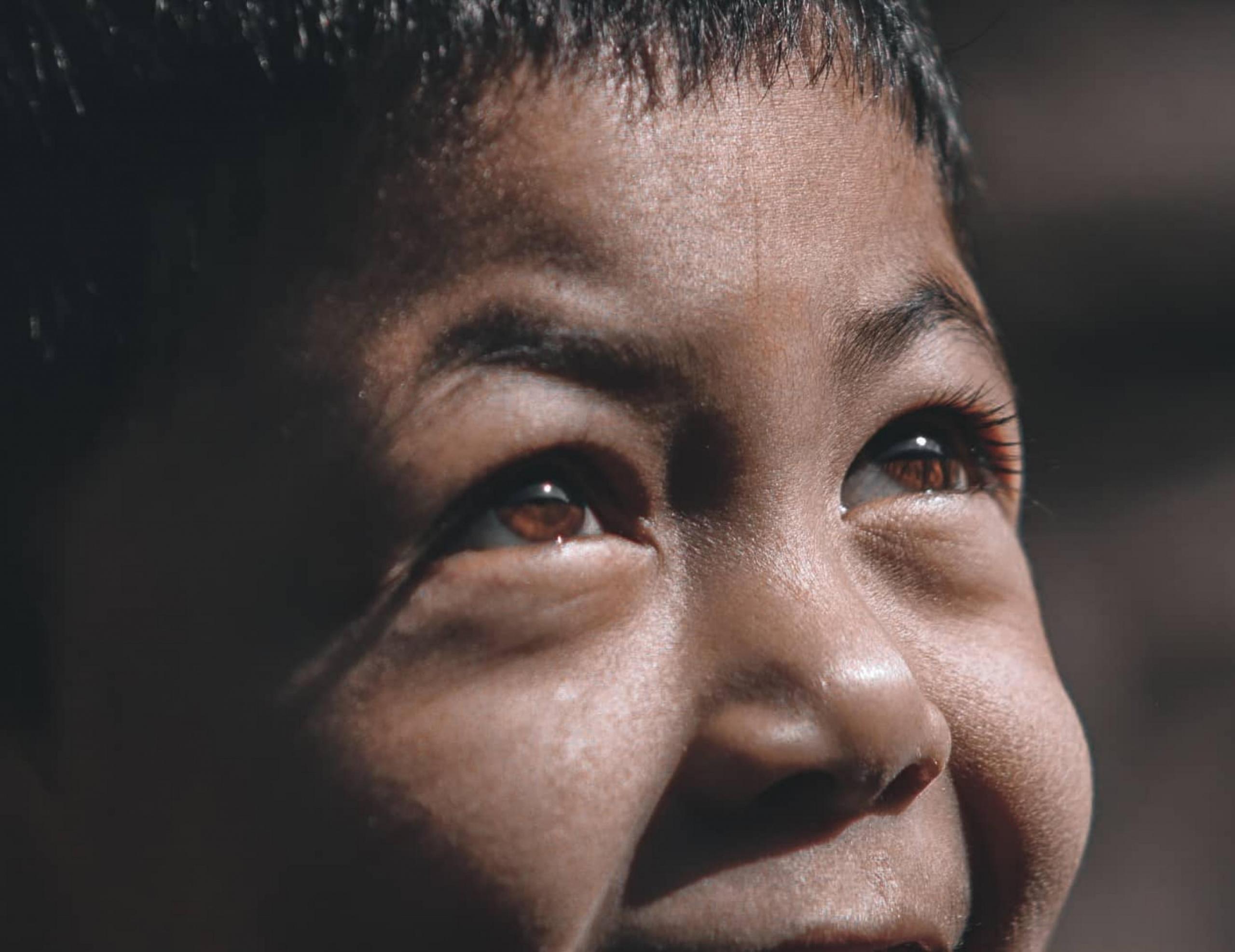 Dziecko patrzące w górę.