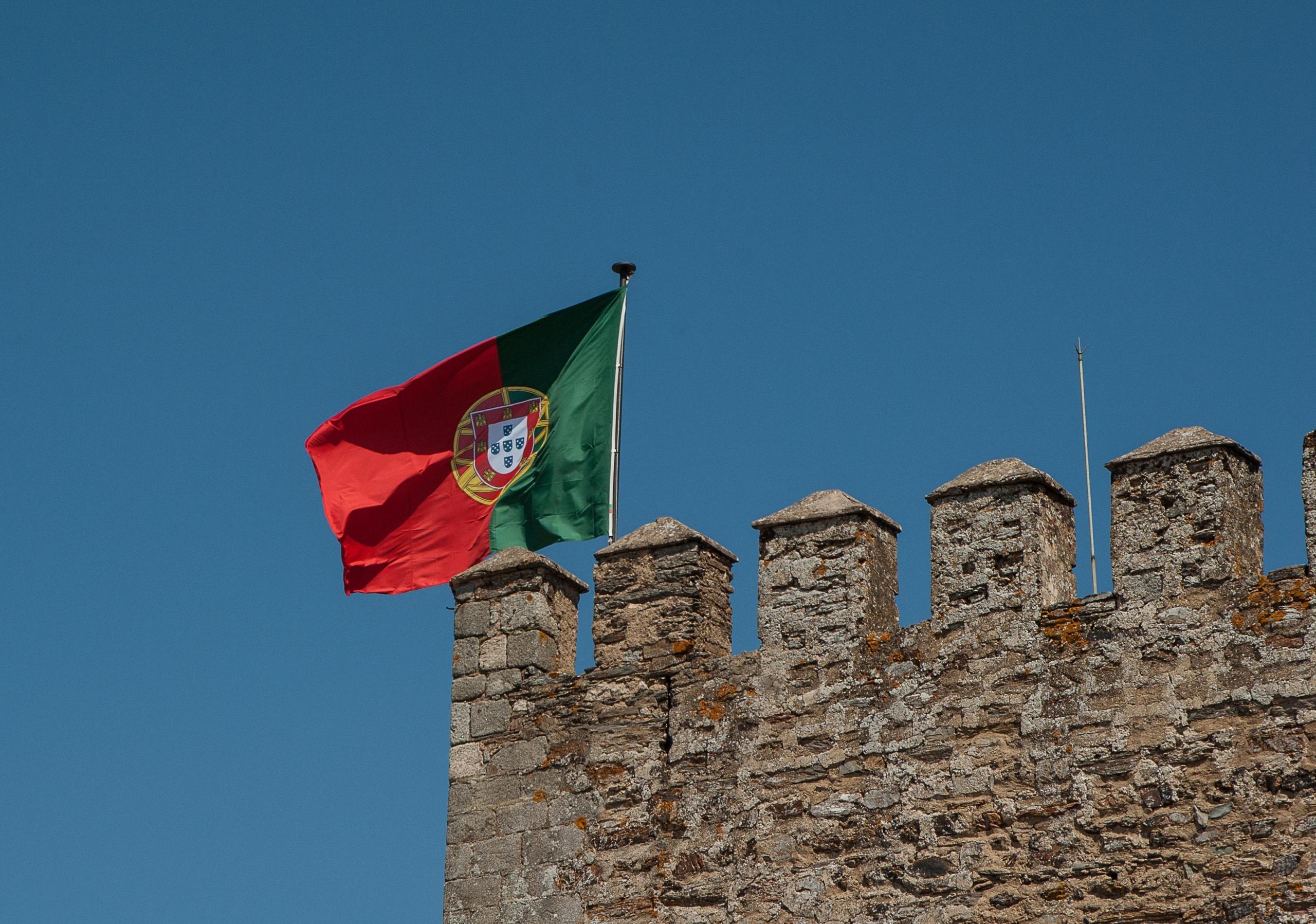 Flaga portugalii na murze.