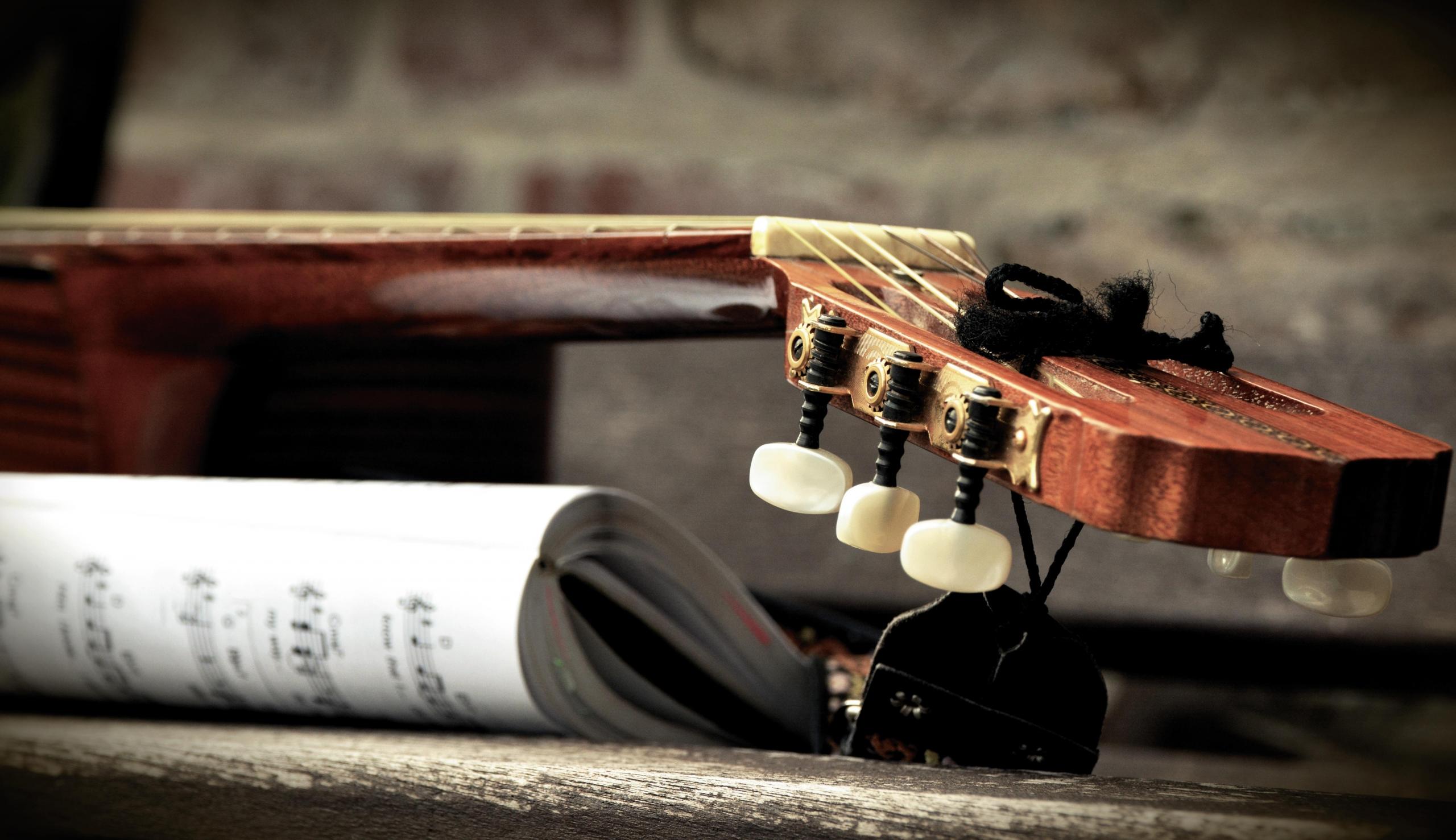 Gitara i nuty.