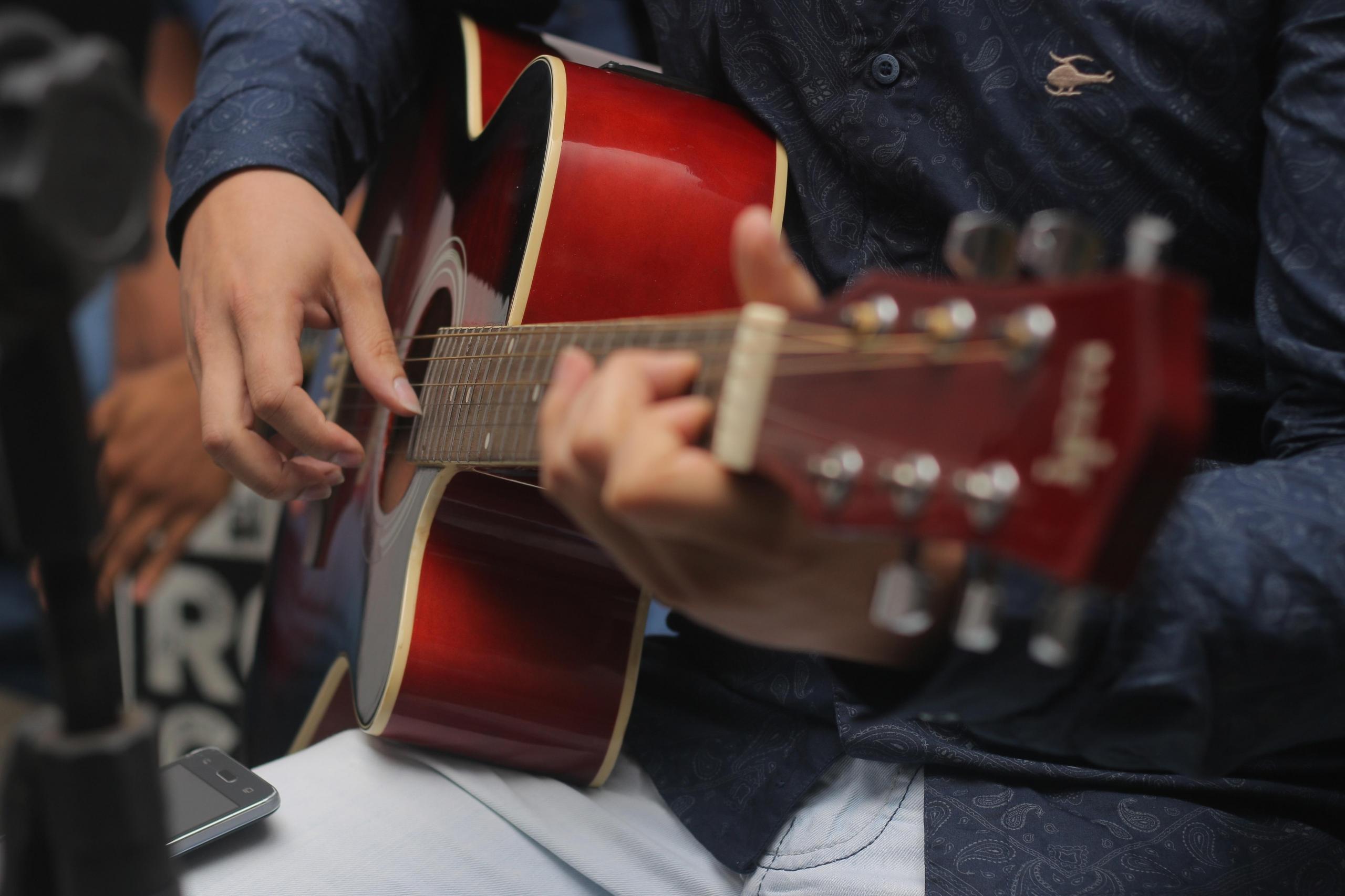 Człowiek grający na gitarze.