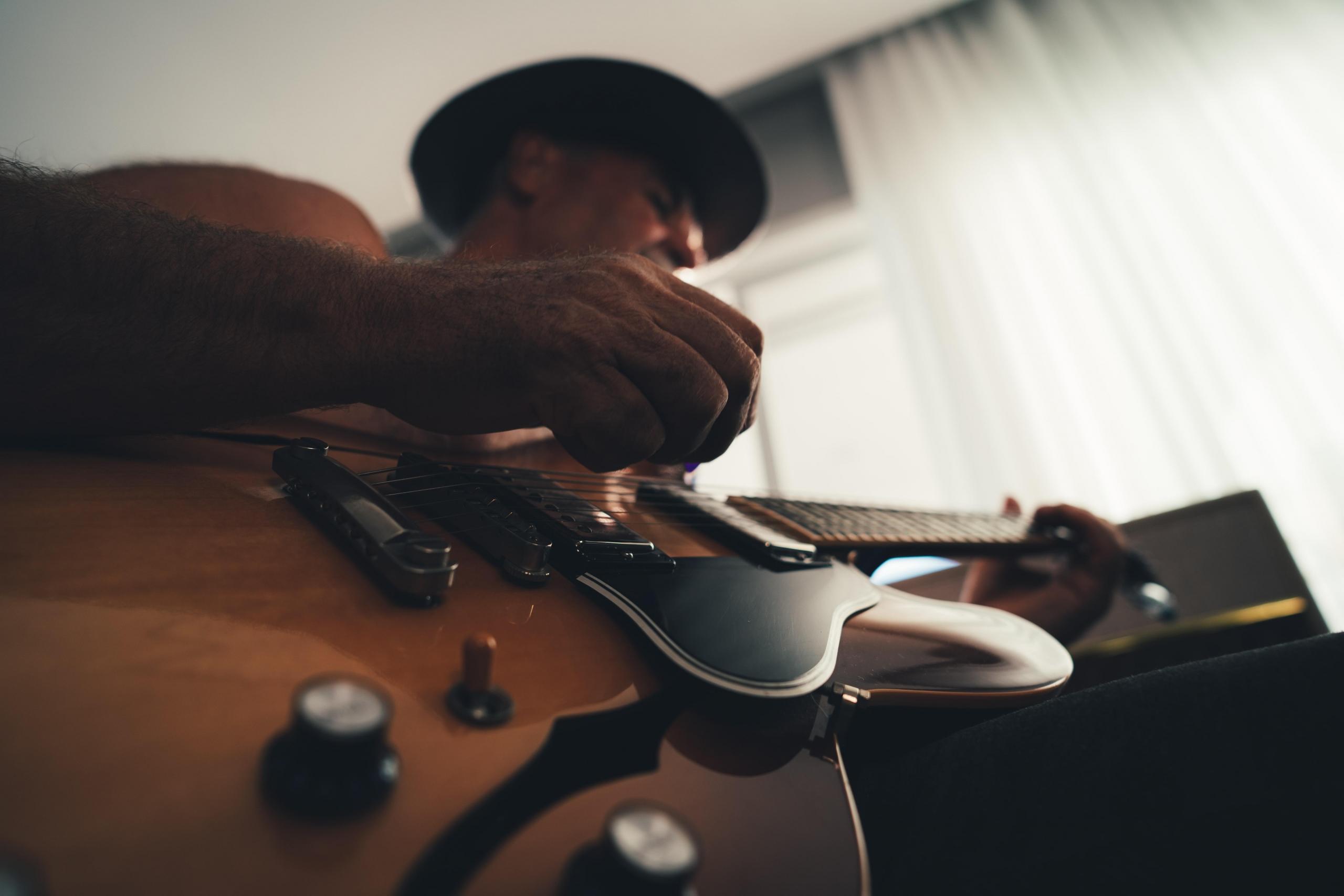 Mężczyzna grający na gitarze.