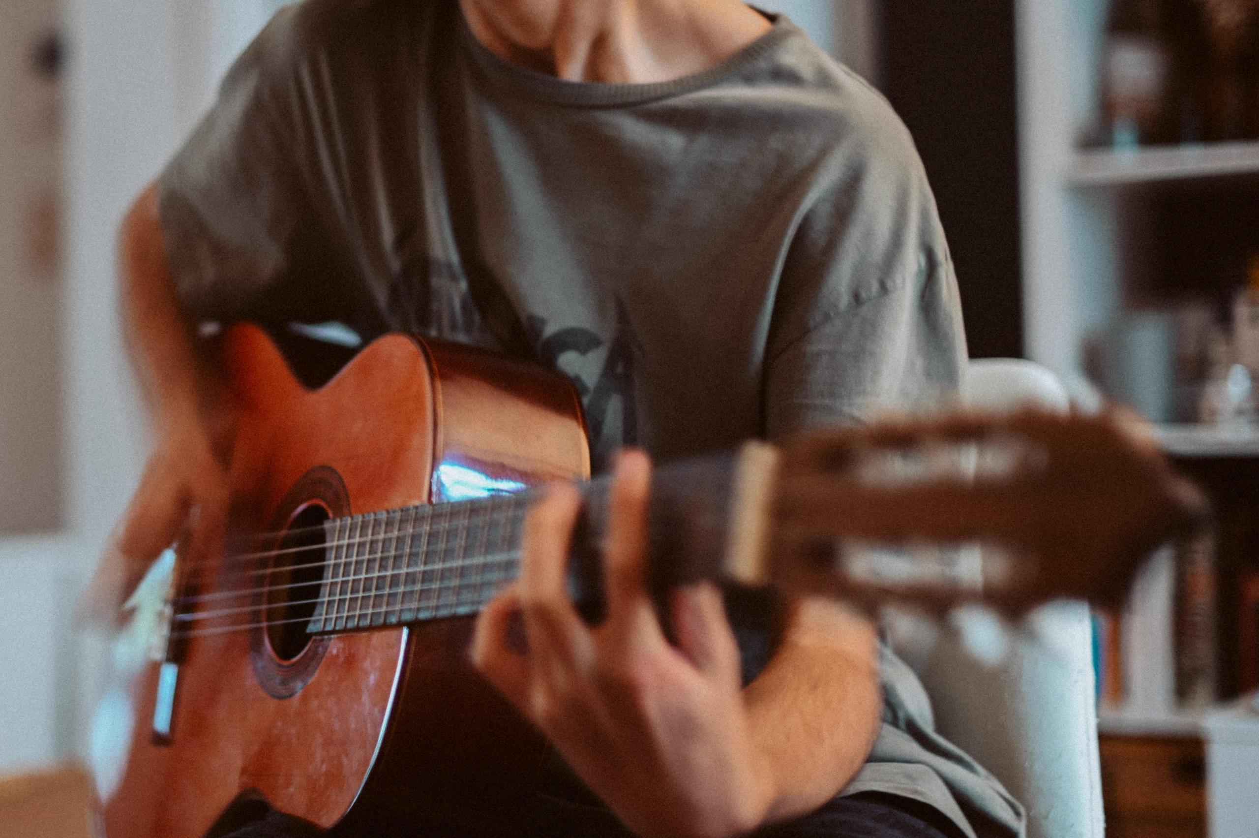 Mężczyzna grający na gitarze.