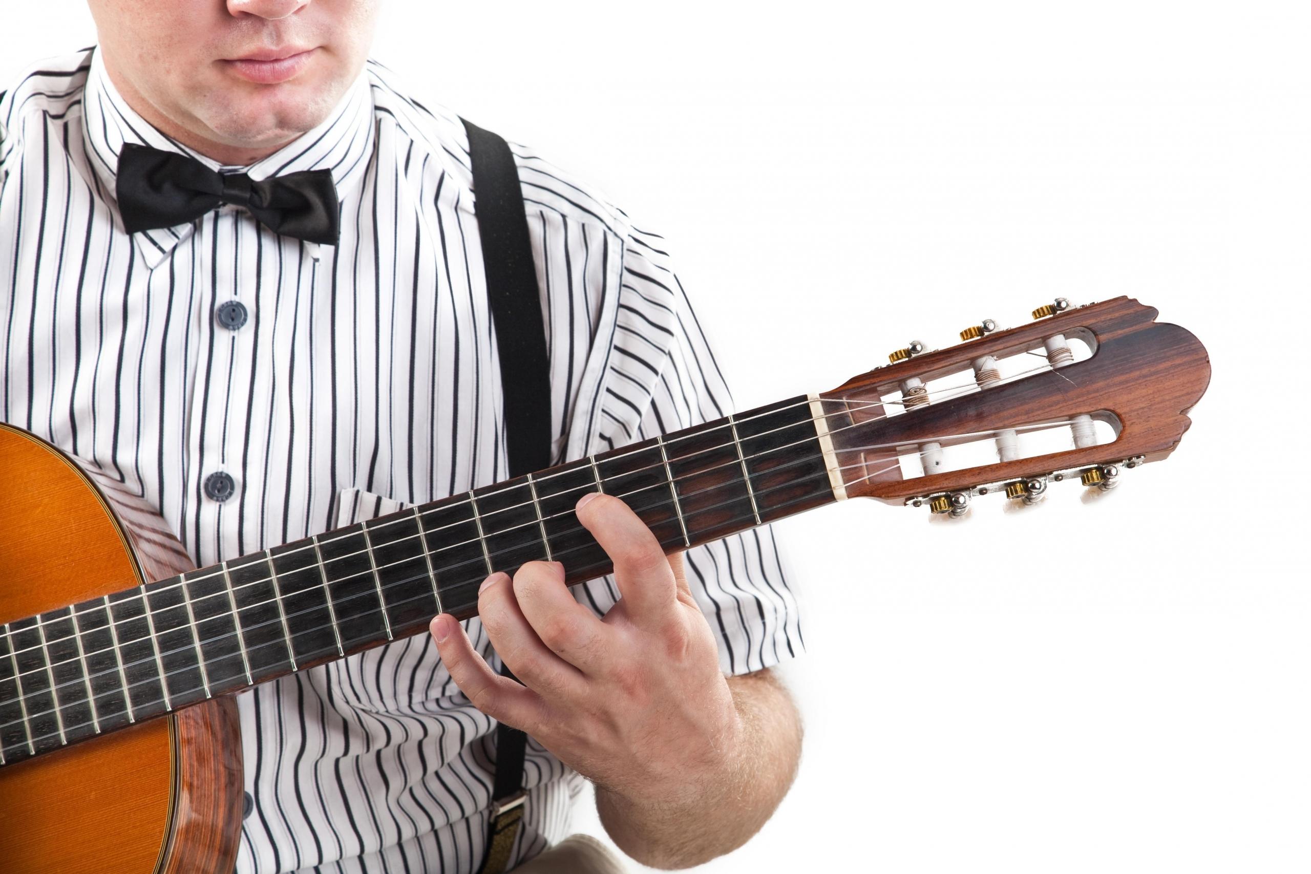 Mężczyzna w koszuli z gitarą.