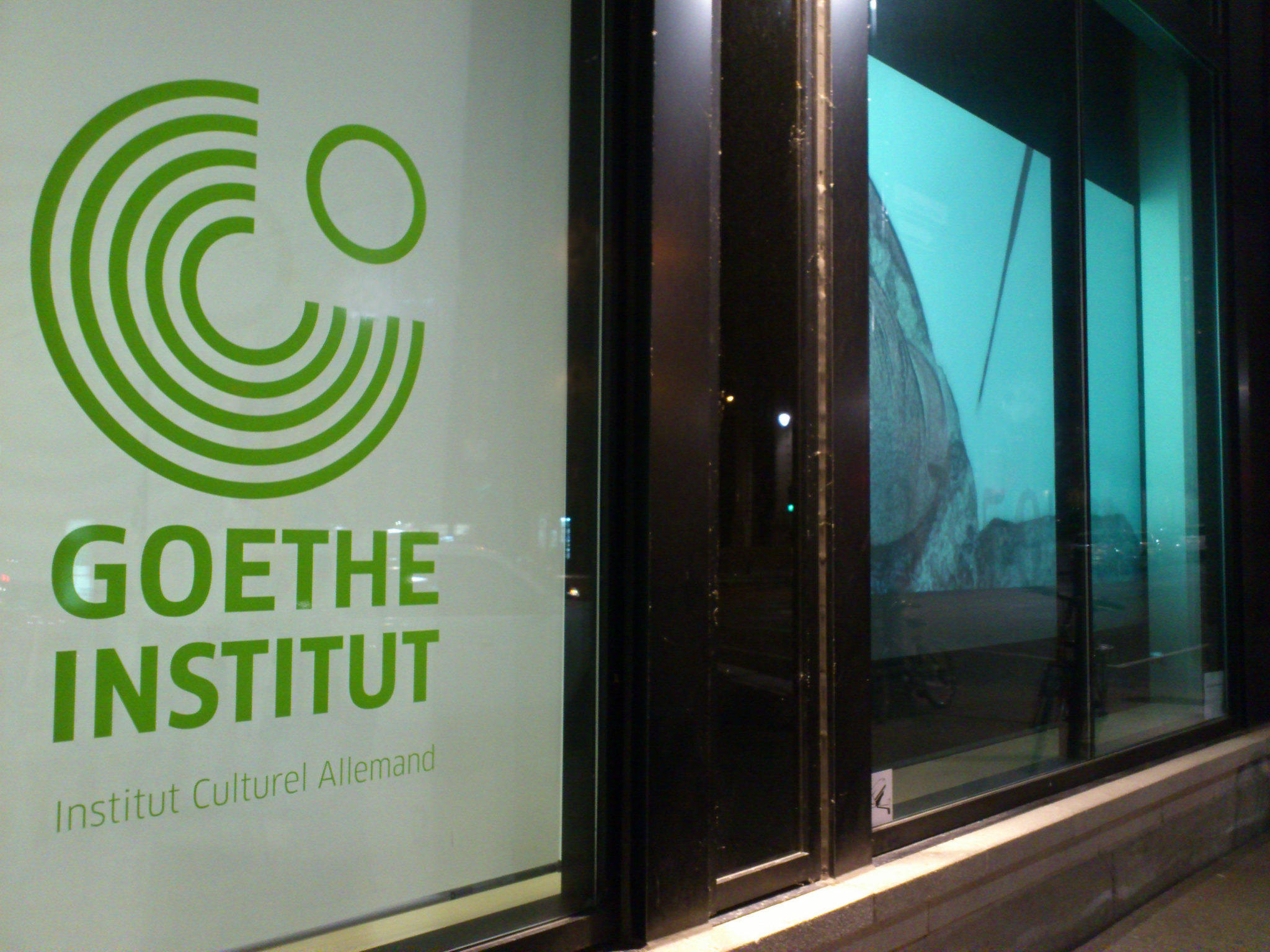 Logo Goethe Institut na oknie.