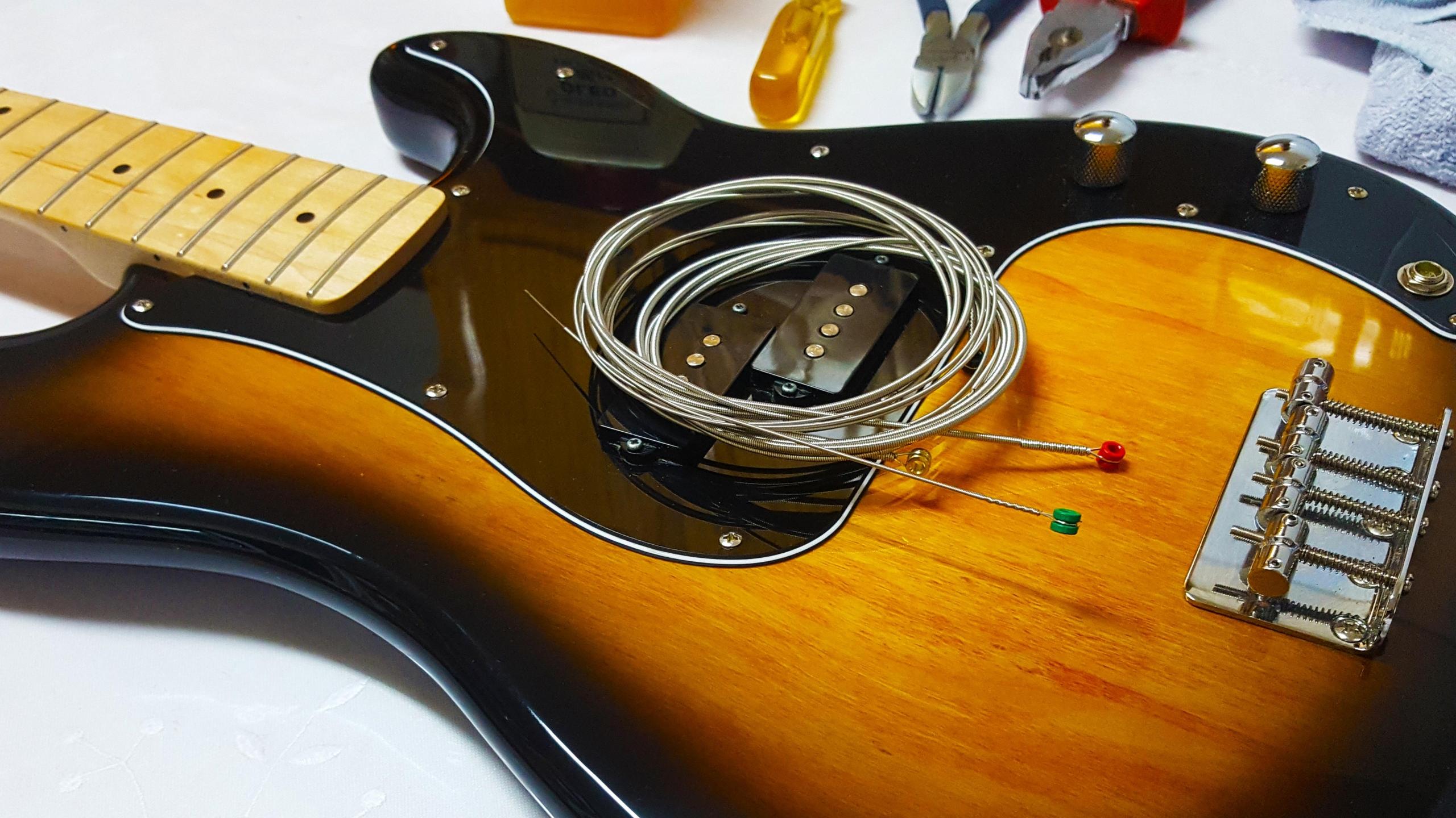 Wolne struny na gitarze.