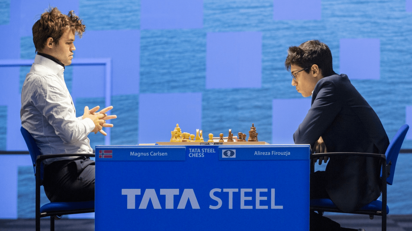 magnus carlsen i alireza firouzja grający w szachy podczas tata steel