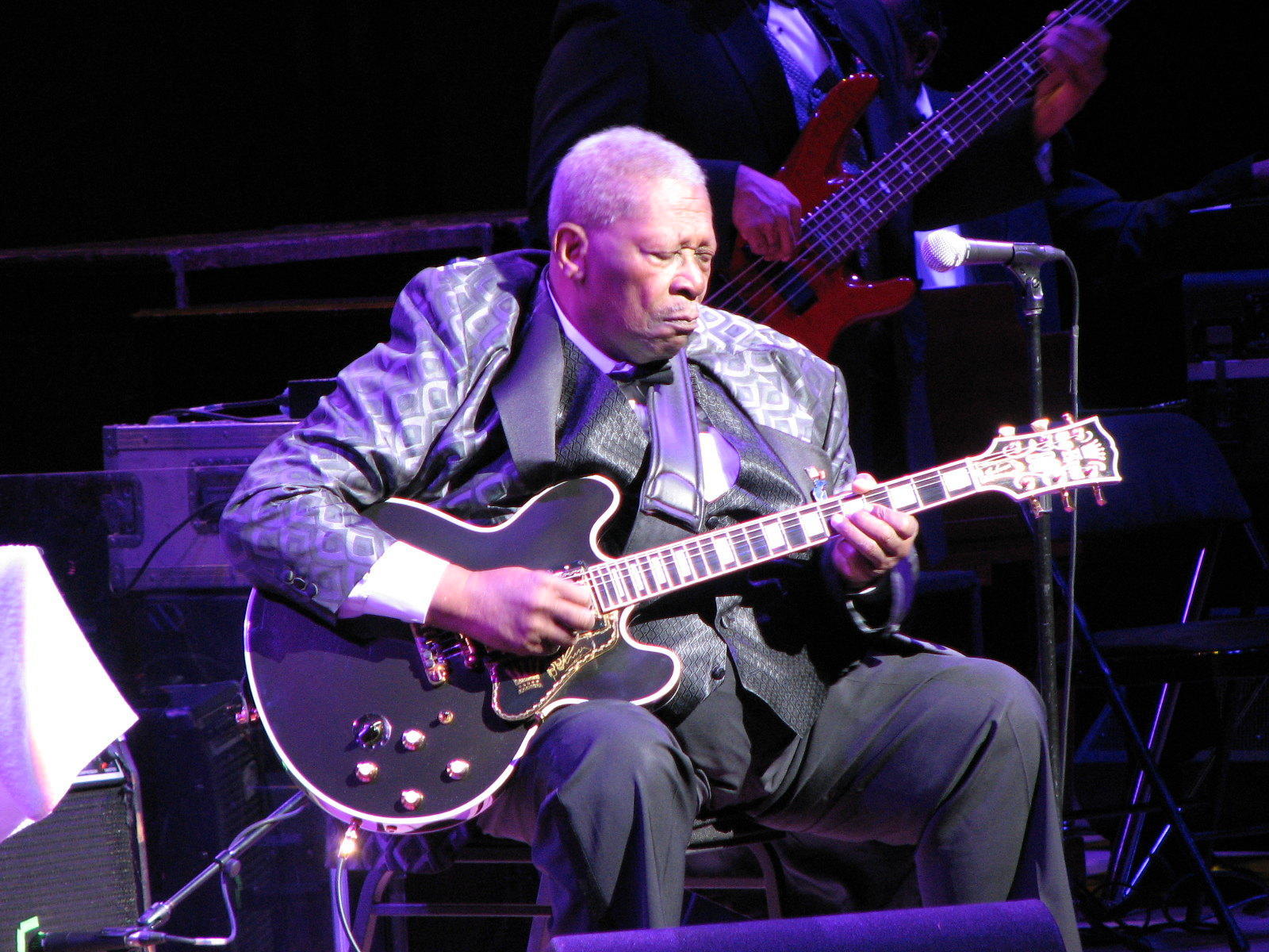 B.B. King na scenie przy mikrofonie, znany gitarzysta.