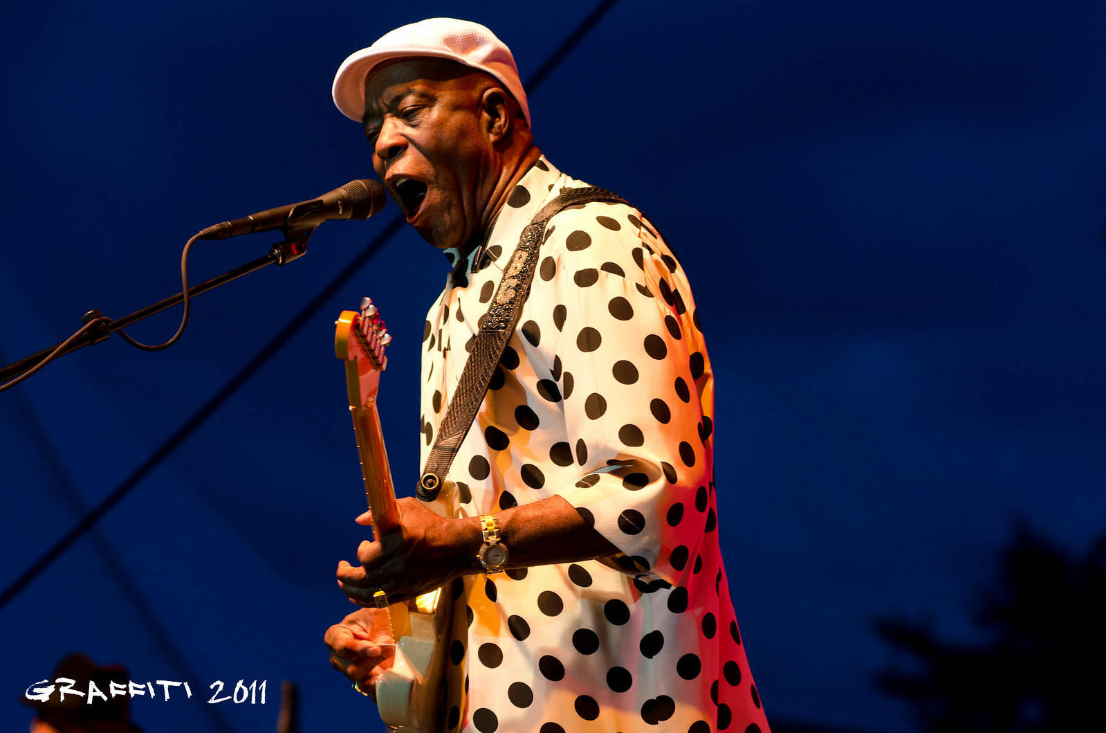Buddy Guy na scenie z gitarą, sławny gitarzysta.