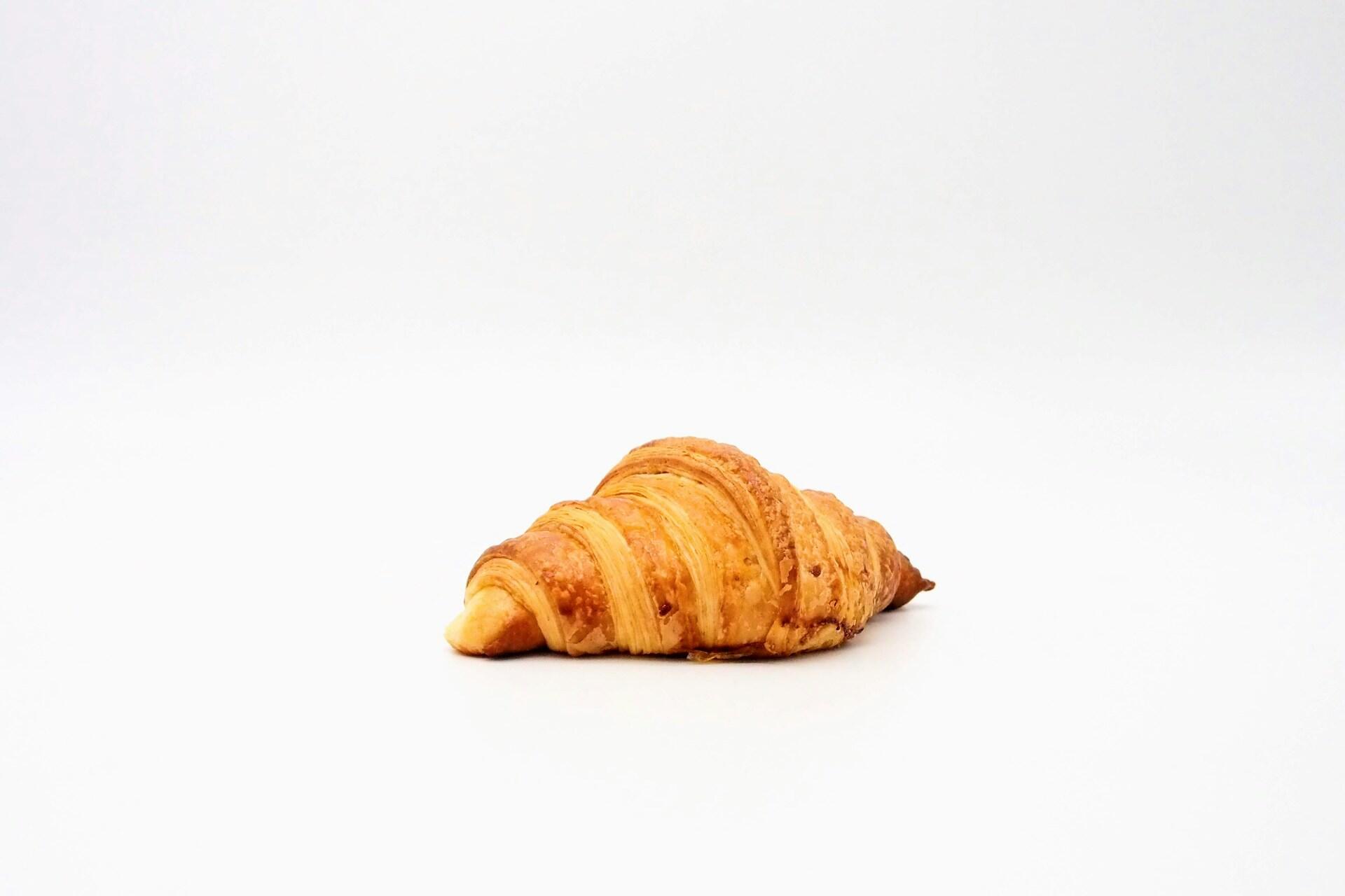 Wypieczony croissant.