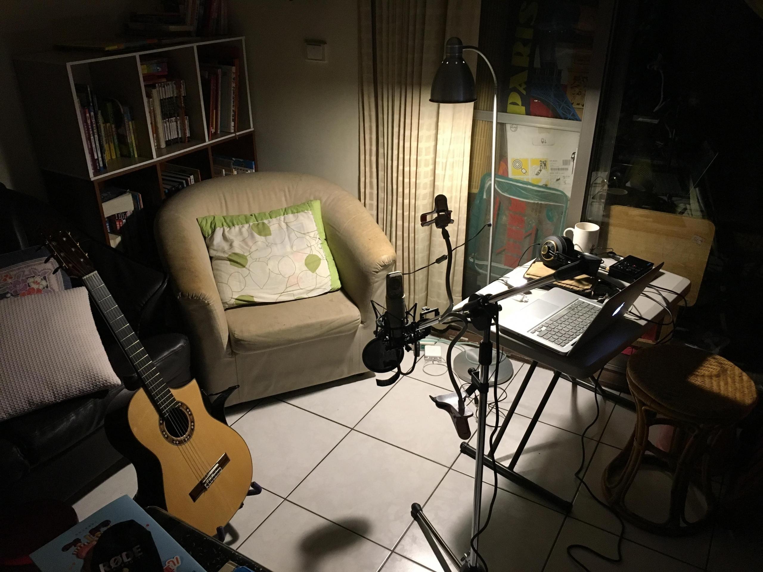 Domowe studio muzyczne dla zarabiającego gitarzysty.
