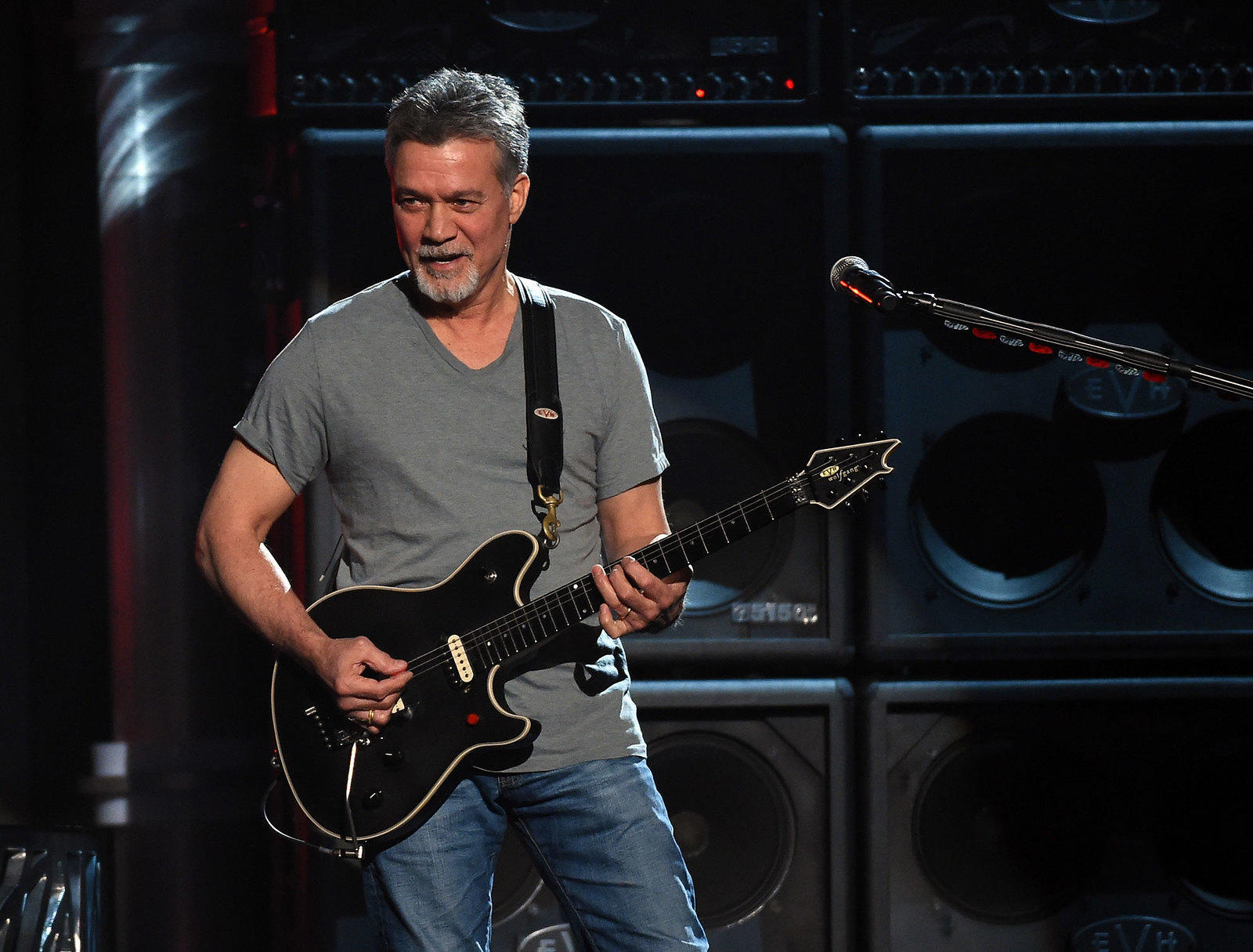 Eddie Van Halen na scenie z gitarą, najsławniejsi gitarzyści.