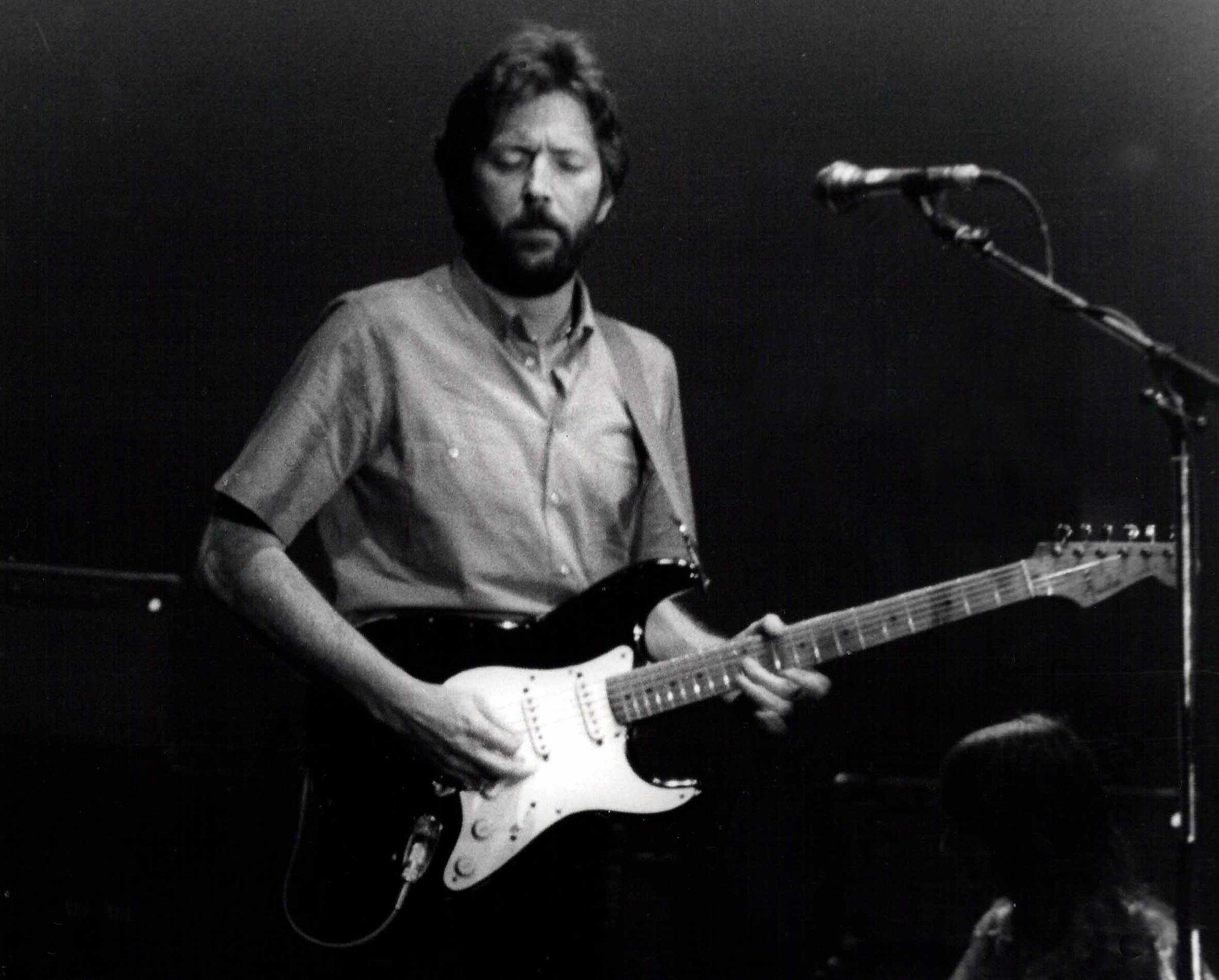 Eric Clapton na scenie, sławny gitarzysta.