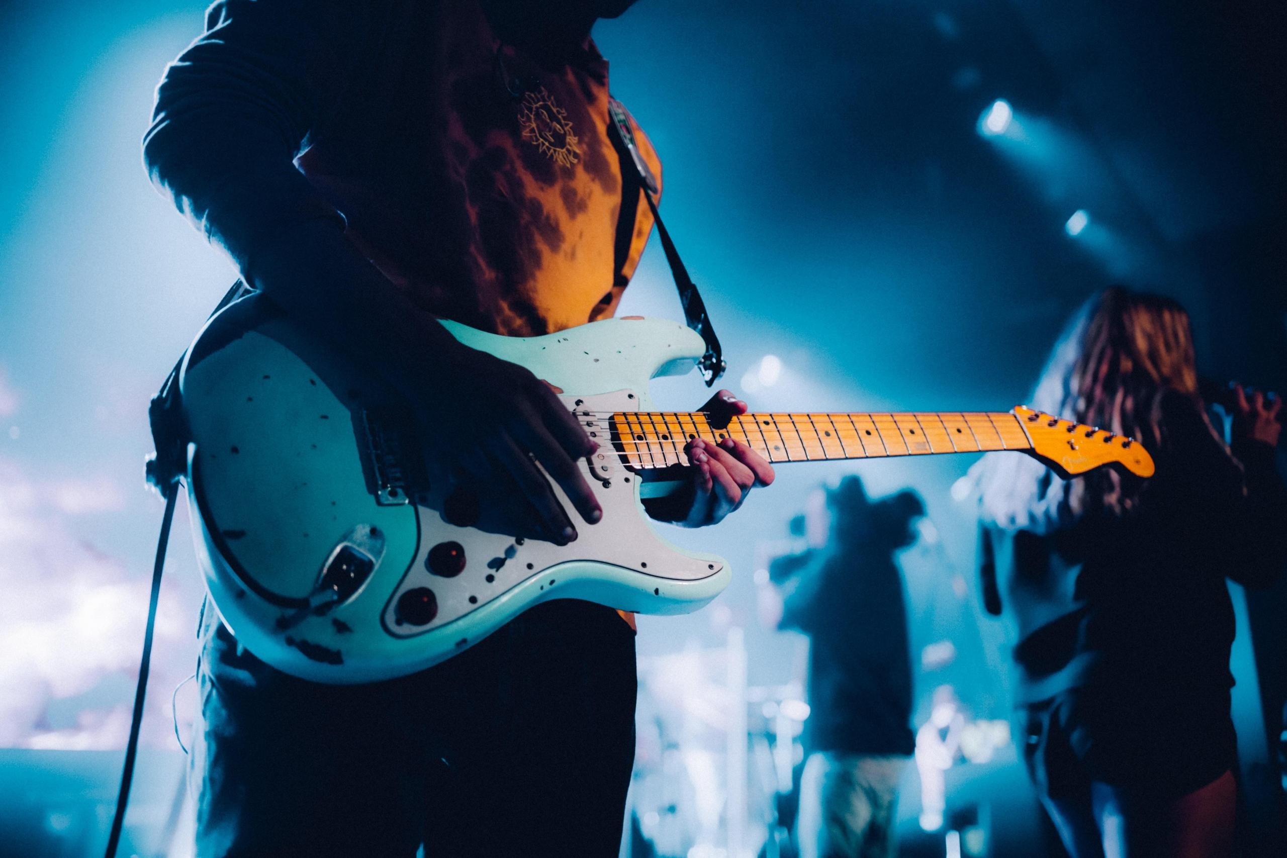 Gitara elektryczna, koncert, występ, zespół muzyczny, scena.