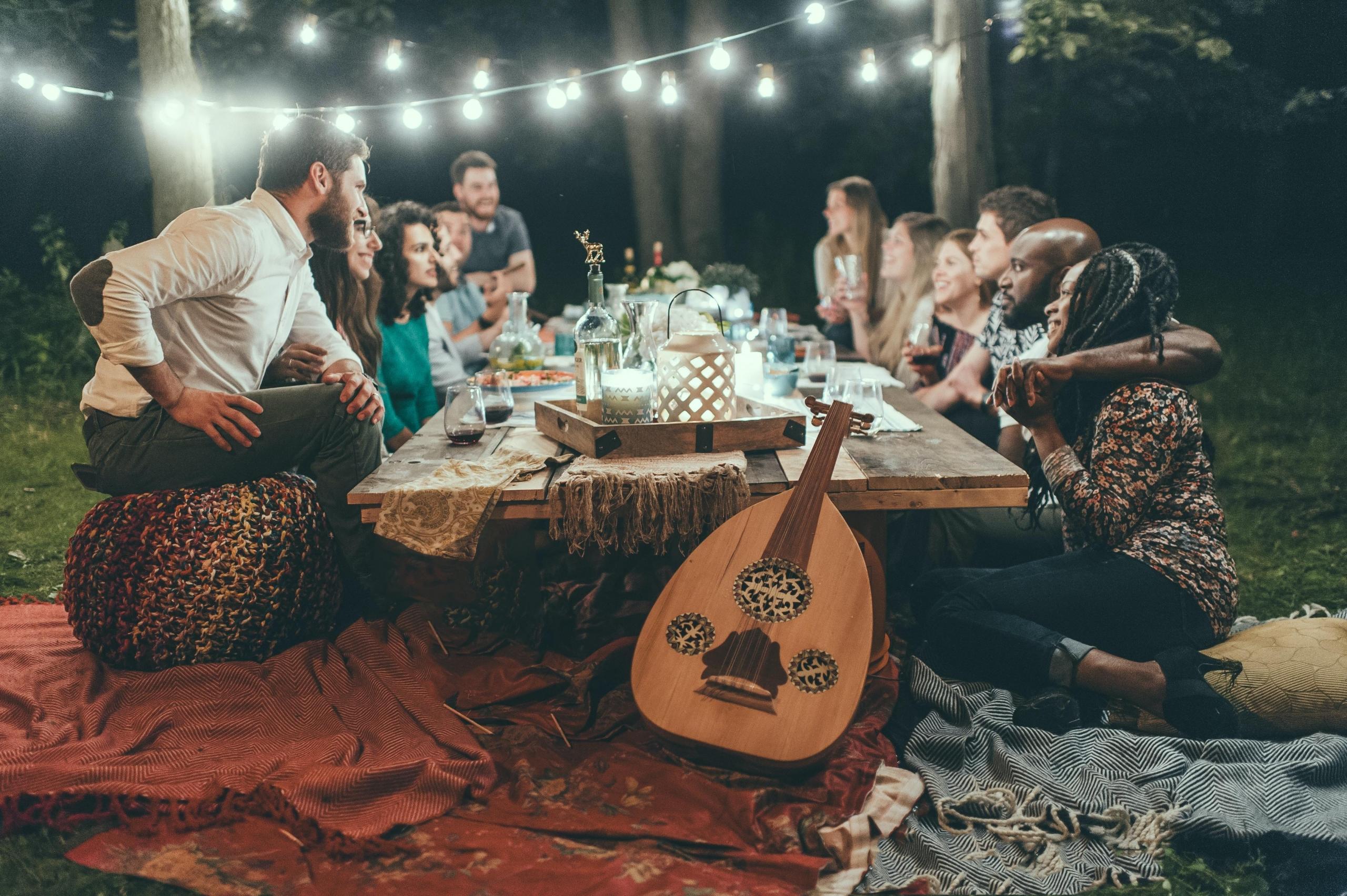 Gitarzysta może zarobić grając na przyjęciach.