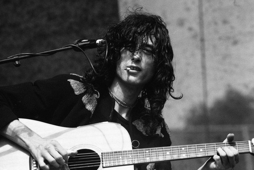 Jimmy Page grający uwodzicielskie piosenki na gitarze, mikrofon, koncert, papieros.