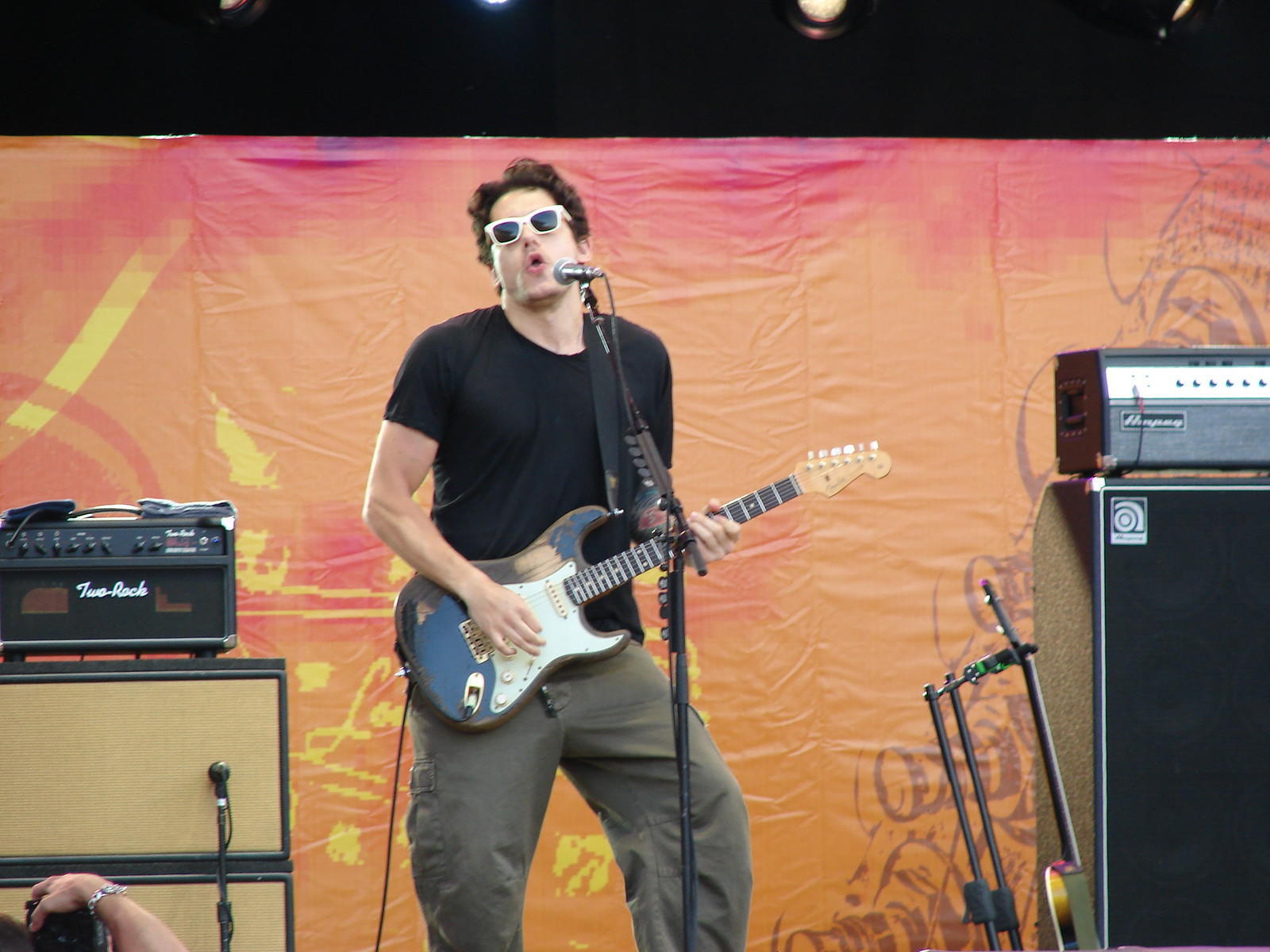 John Mayer z gitarą na scenie, wielki gitarzysta.