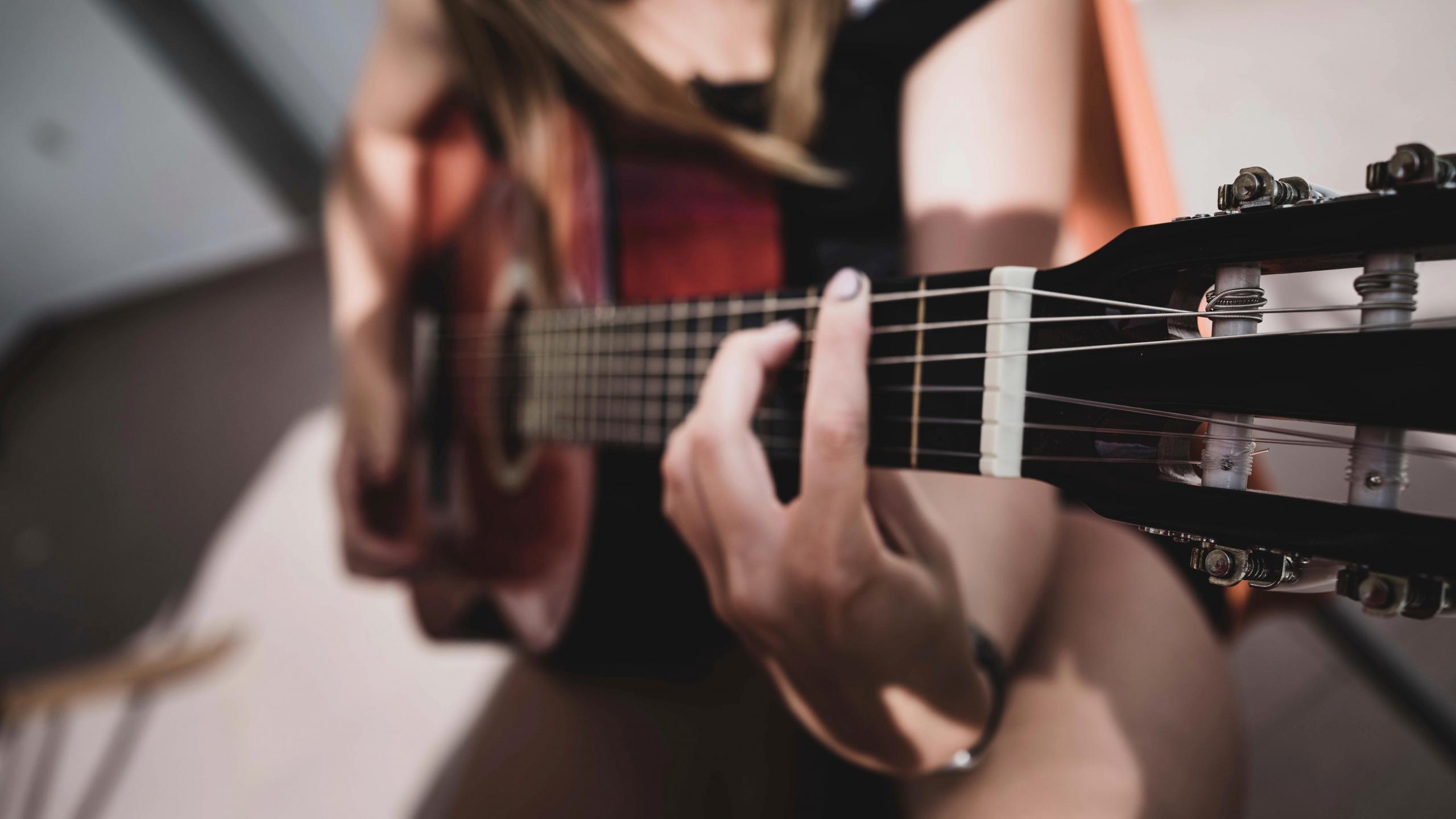 Kobieta grająca na gitarze
