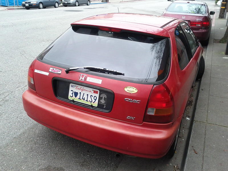 Liczba pi na rejestracji czerwonego samochodu