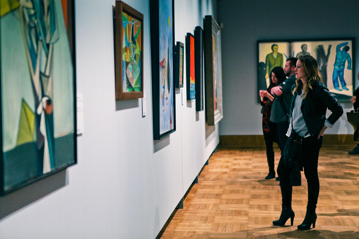 Studiowanie sztuki w Warszawie, odwiedzając Muzeum Narodowe.