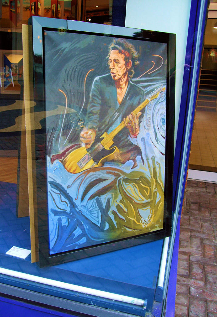 Gitarzysta Keith Richards na obrazie w witrynie.