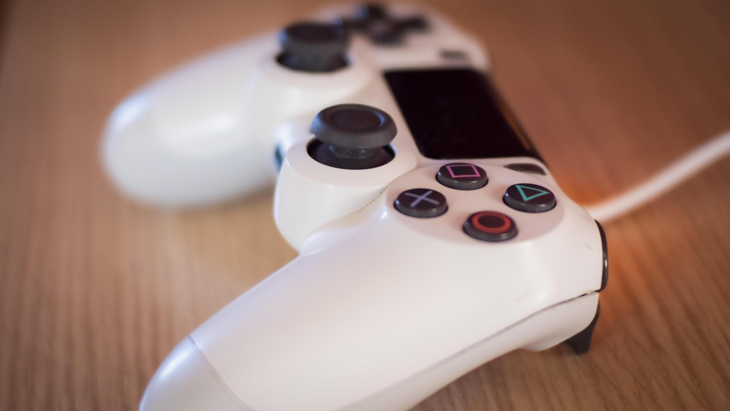 Gra na pianinie zamiast pada do Playstation.