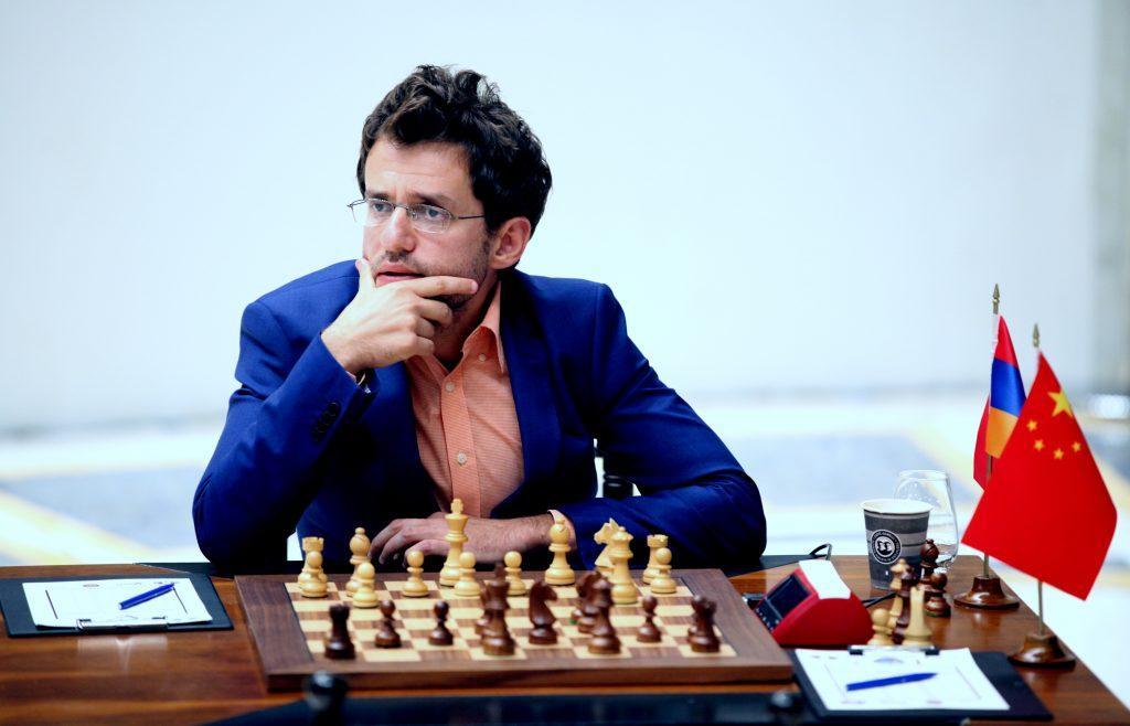 siedzący przed szachownicą levon aronian po wygranej grze na mistrzostwach świata