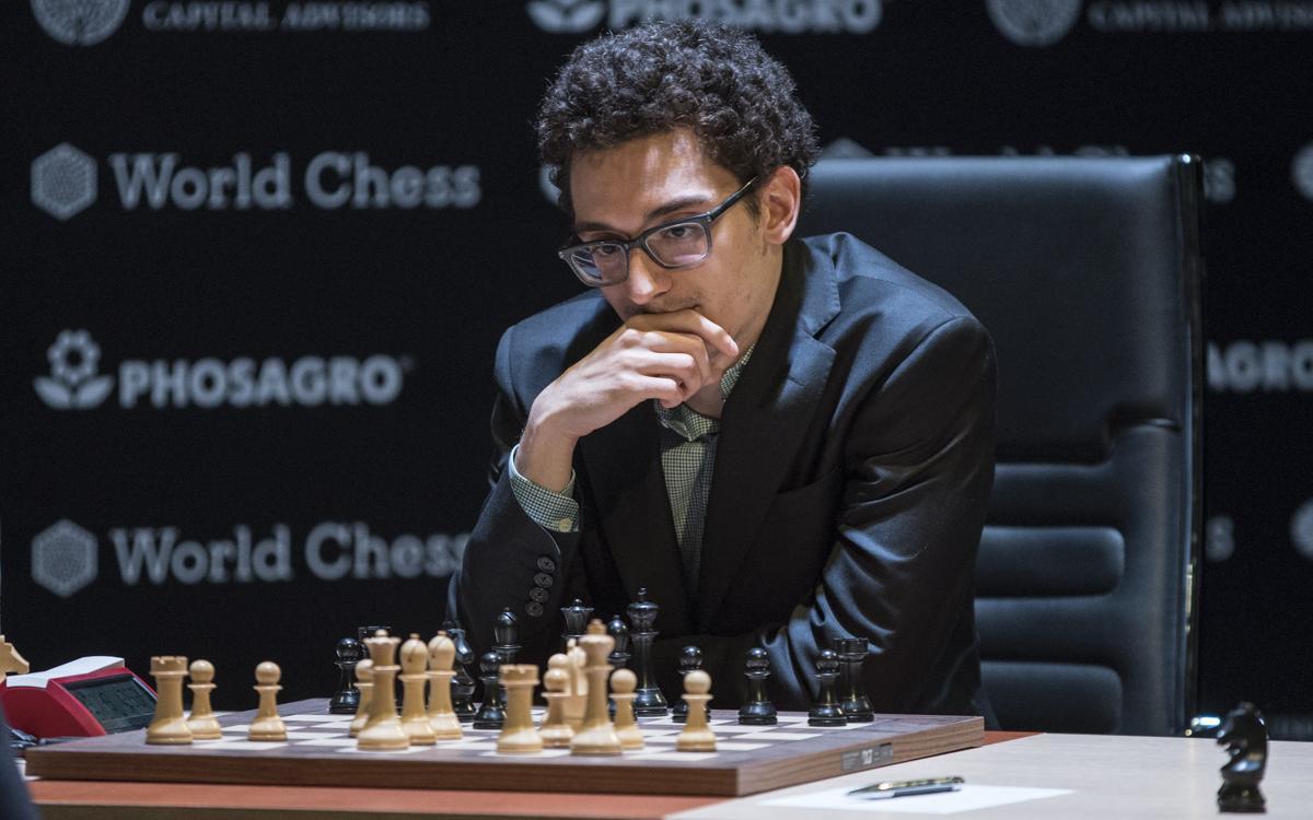 skupiony na grze fabiano caruana podczas mistrzostw świata w szachy