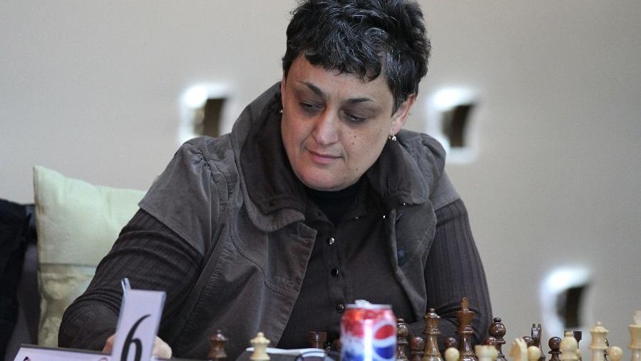 Maia Chiburdanidze grająca w szachy podczas zawodów